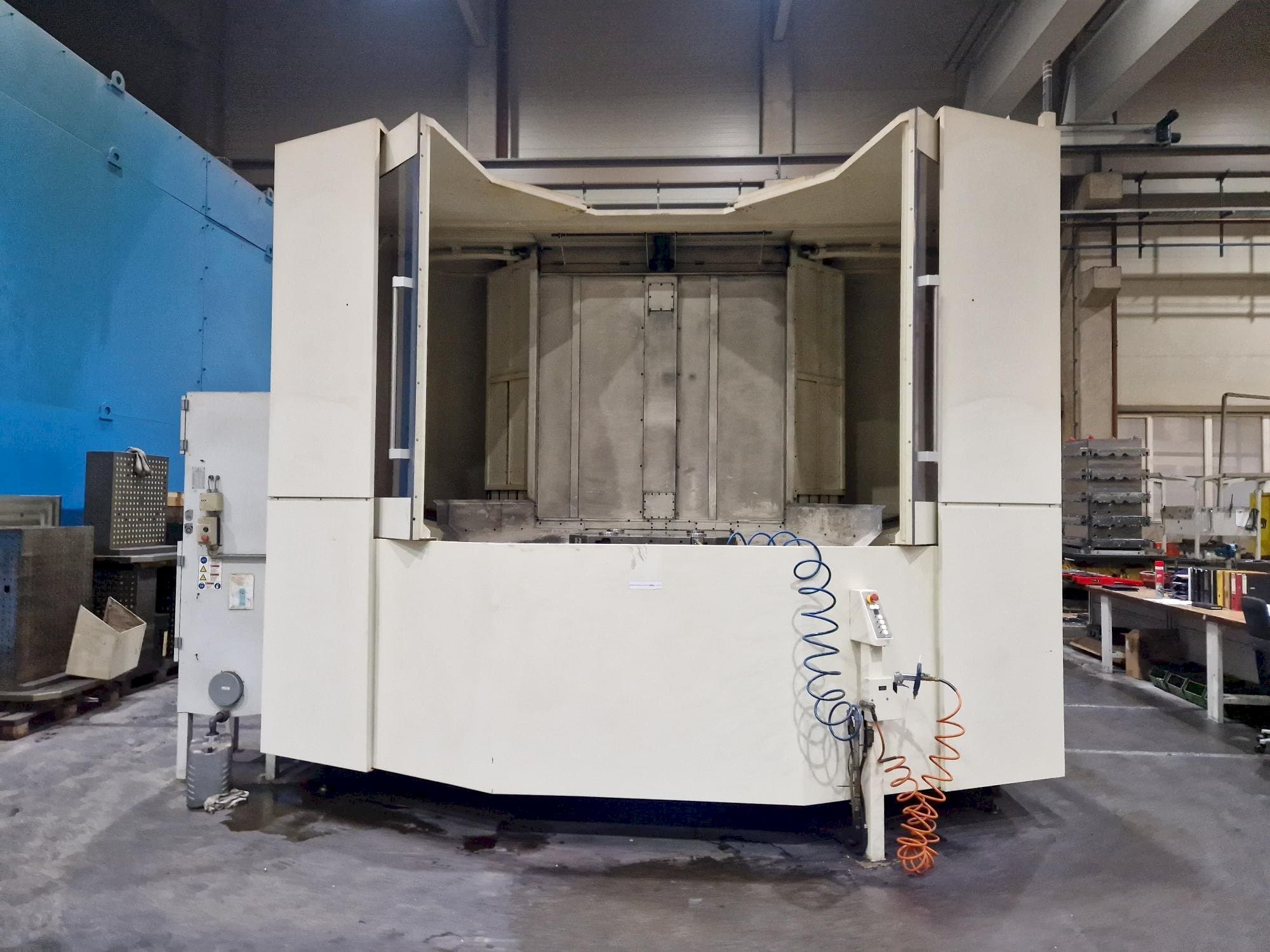 Čelní pohled na Makino a120nx stroj
