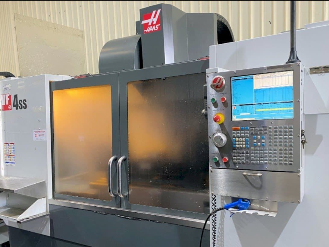 Čelní pohled na HAAS VF-4SS stroj