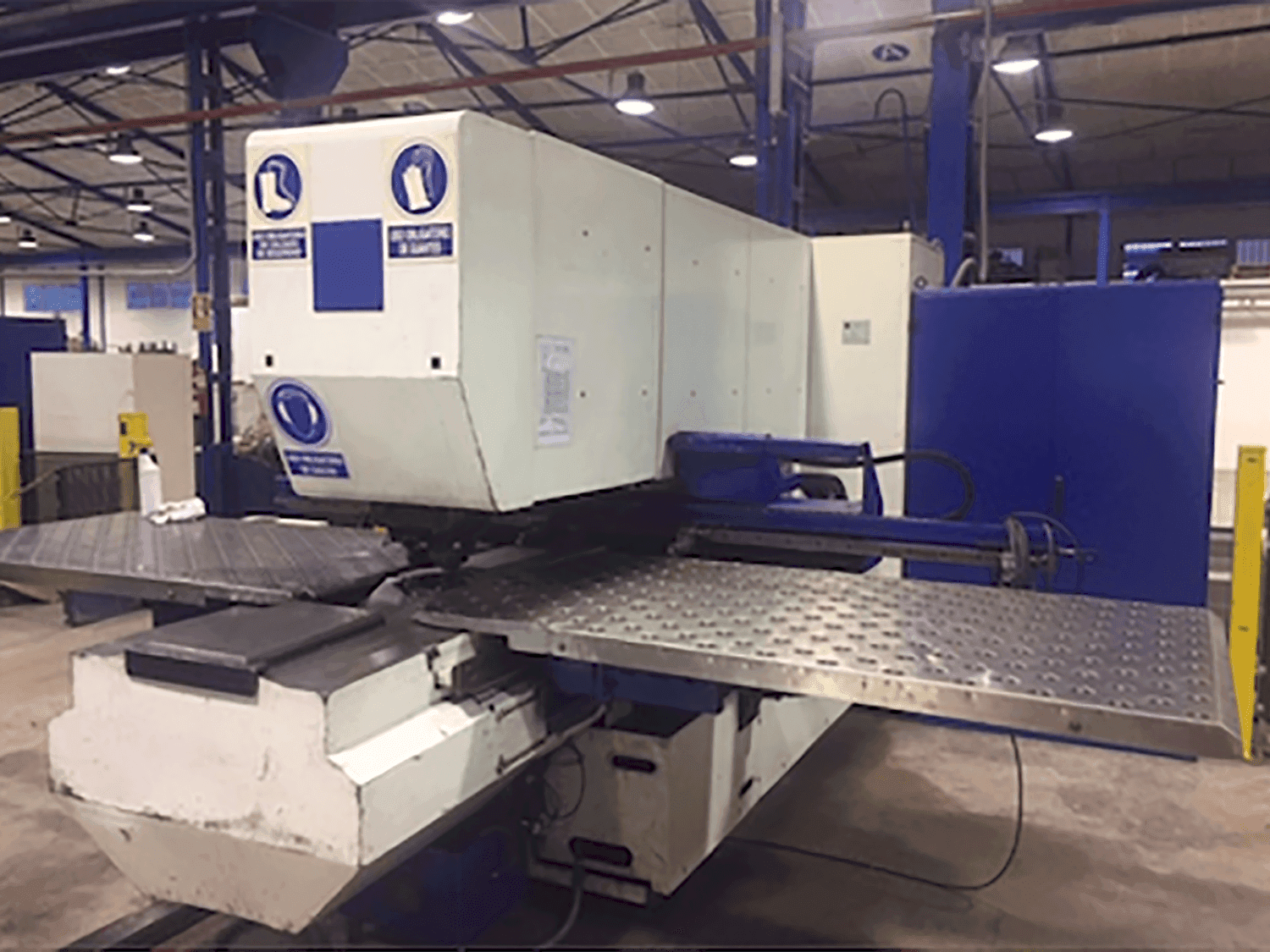Čelní pohled na Trumpf Trumatic 240R stroj