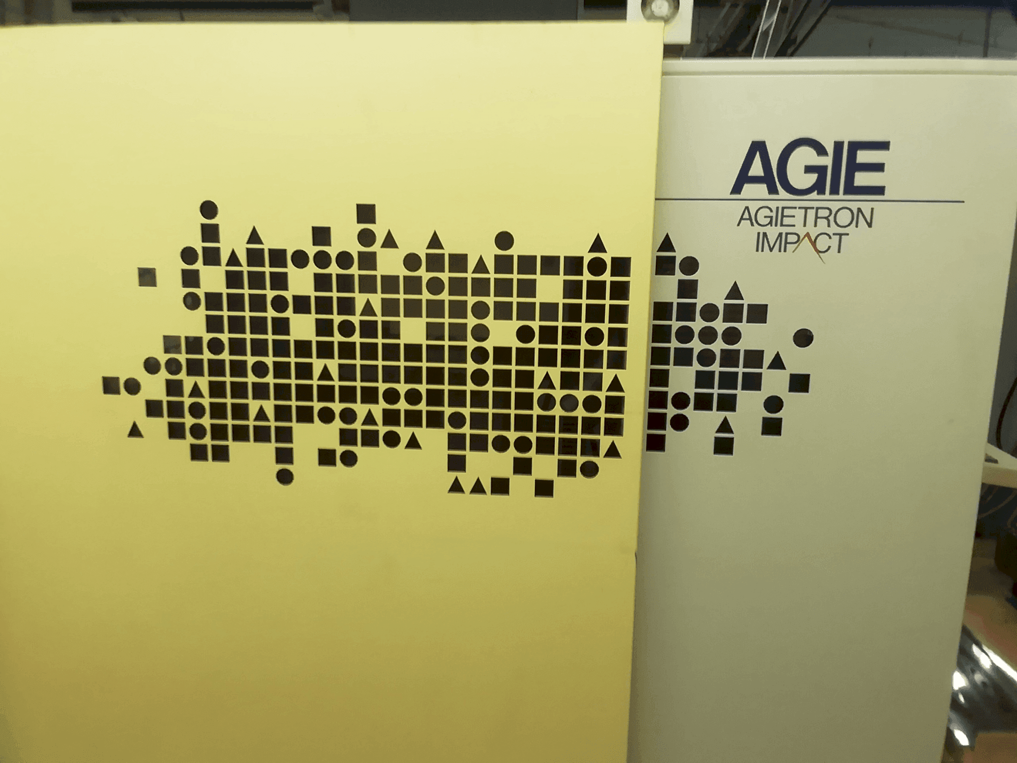 Čelní pohled  na AGIE Agierten Impact 2  stroj