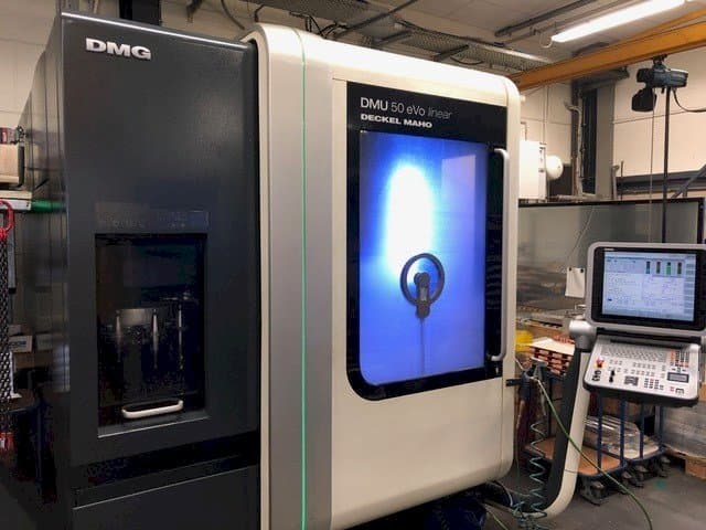 Čelní pohled na DECKEL MAHO DMU 50 eVo Linear stroj