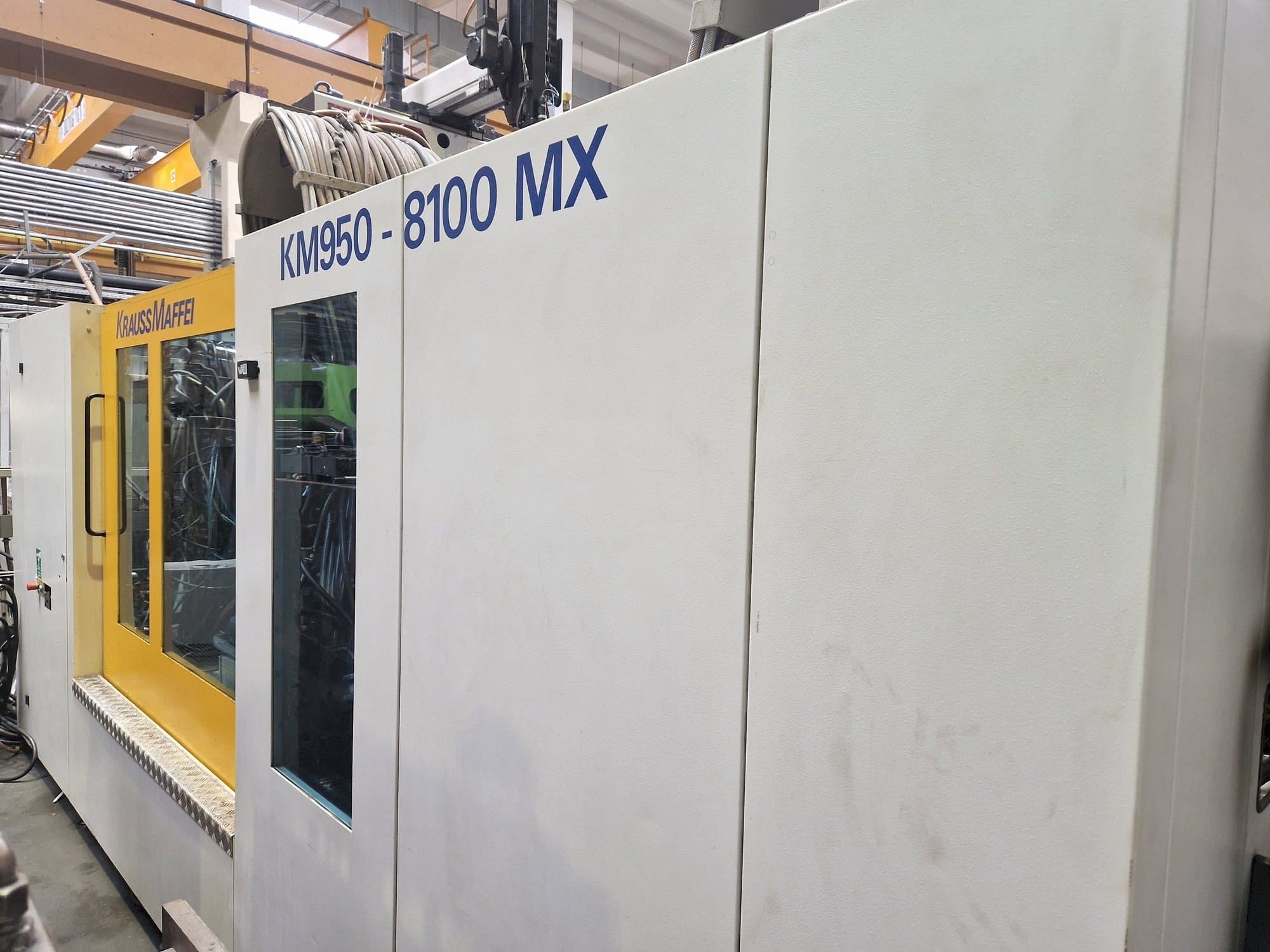 Čelní pohled  na Krauss Maffei 950-8100 MX  stroj
