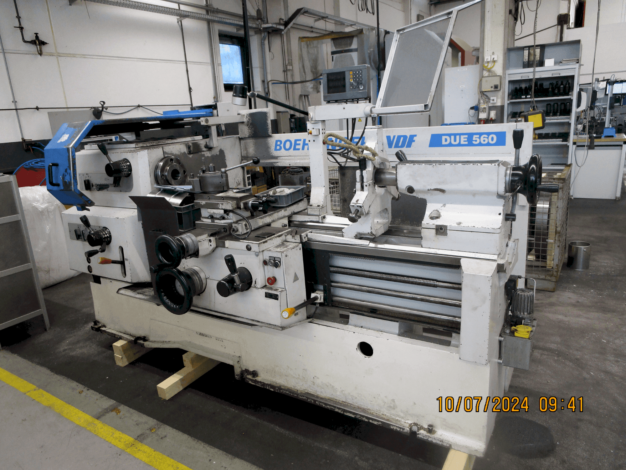 Čelní pohled na BOEHRINGER VDF DUE 560 stroj