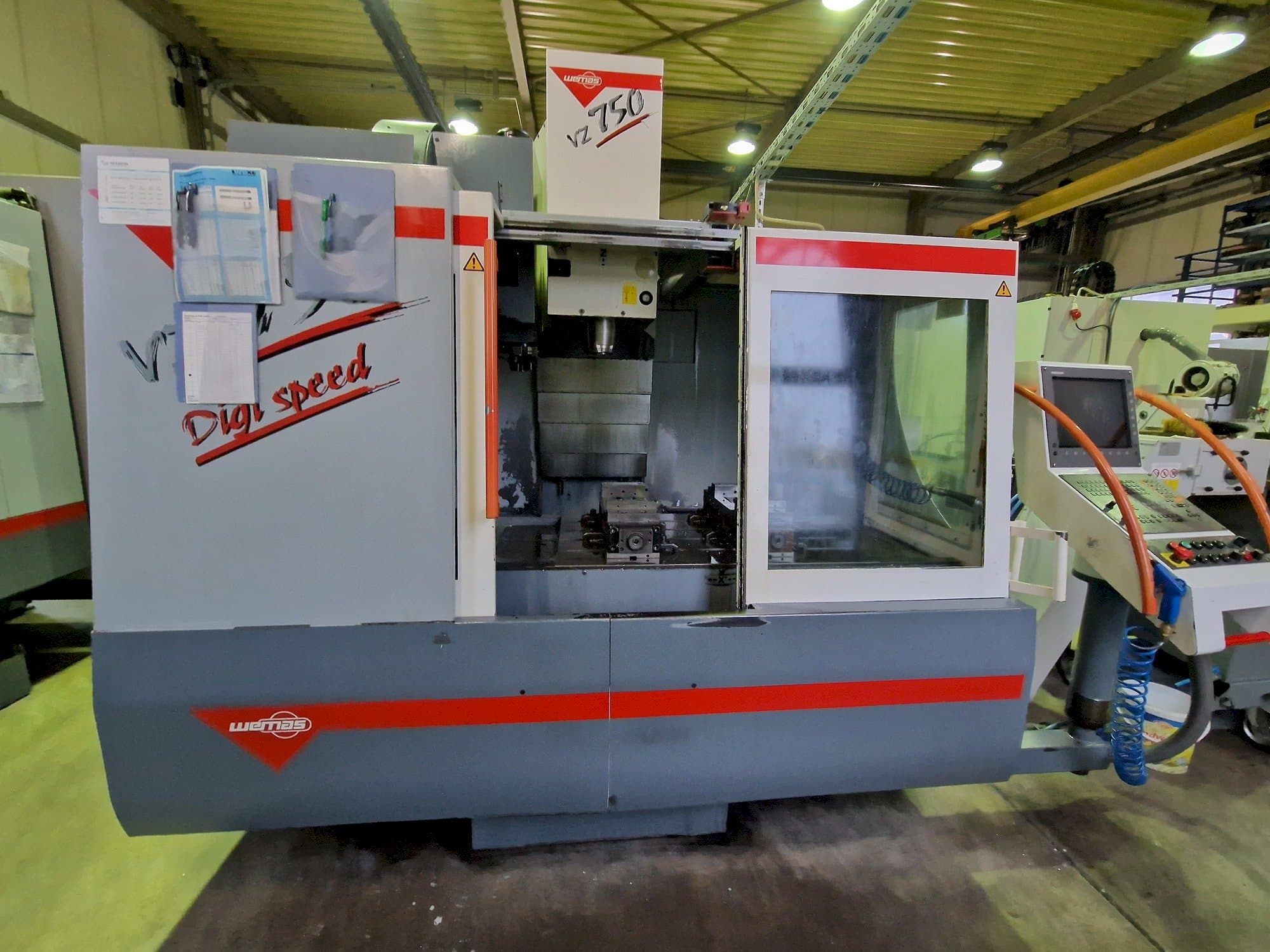 Čelní pohled na WEMAS VZ 750 stroj