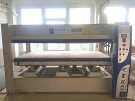 Čelní pohled na ORMA NPC/DIGIT 6/90 stroj