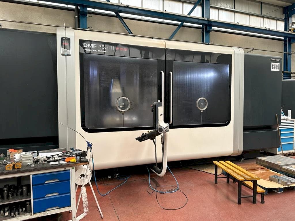 Čelní pohled na DECKEL MAHO DMF 360-11 stroj