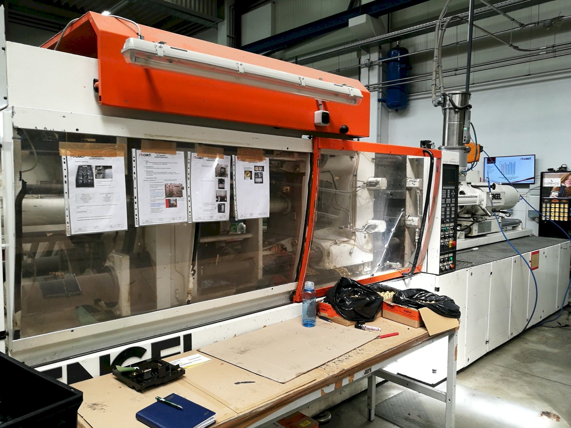 Čelní pohled  na ENGEL ES 1300/225  stroj