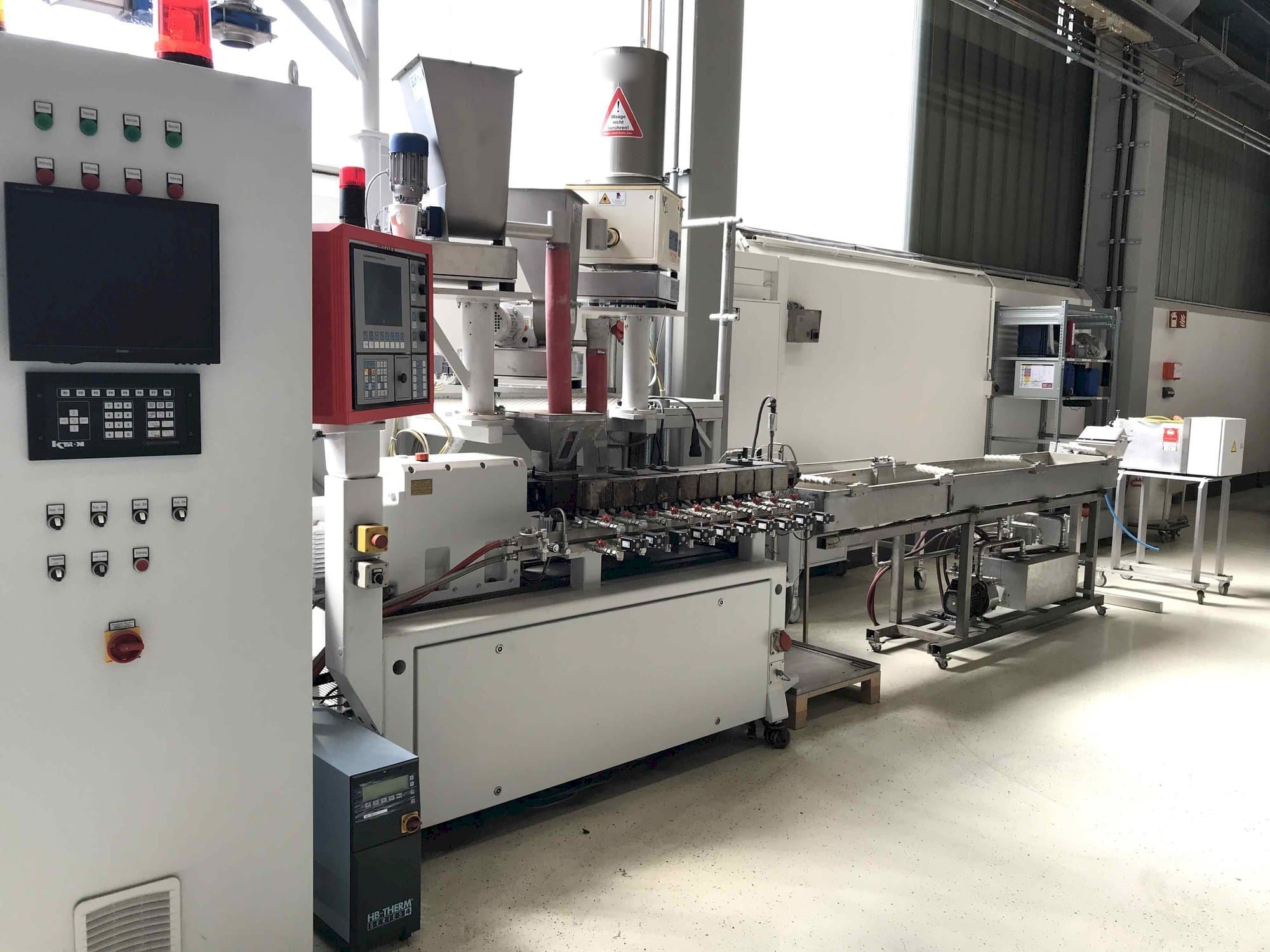 Čelní pohled  na Leistriz ZSE 27/GL-44D  stroj