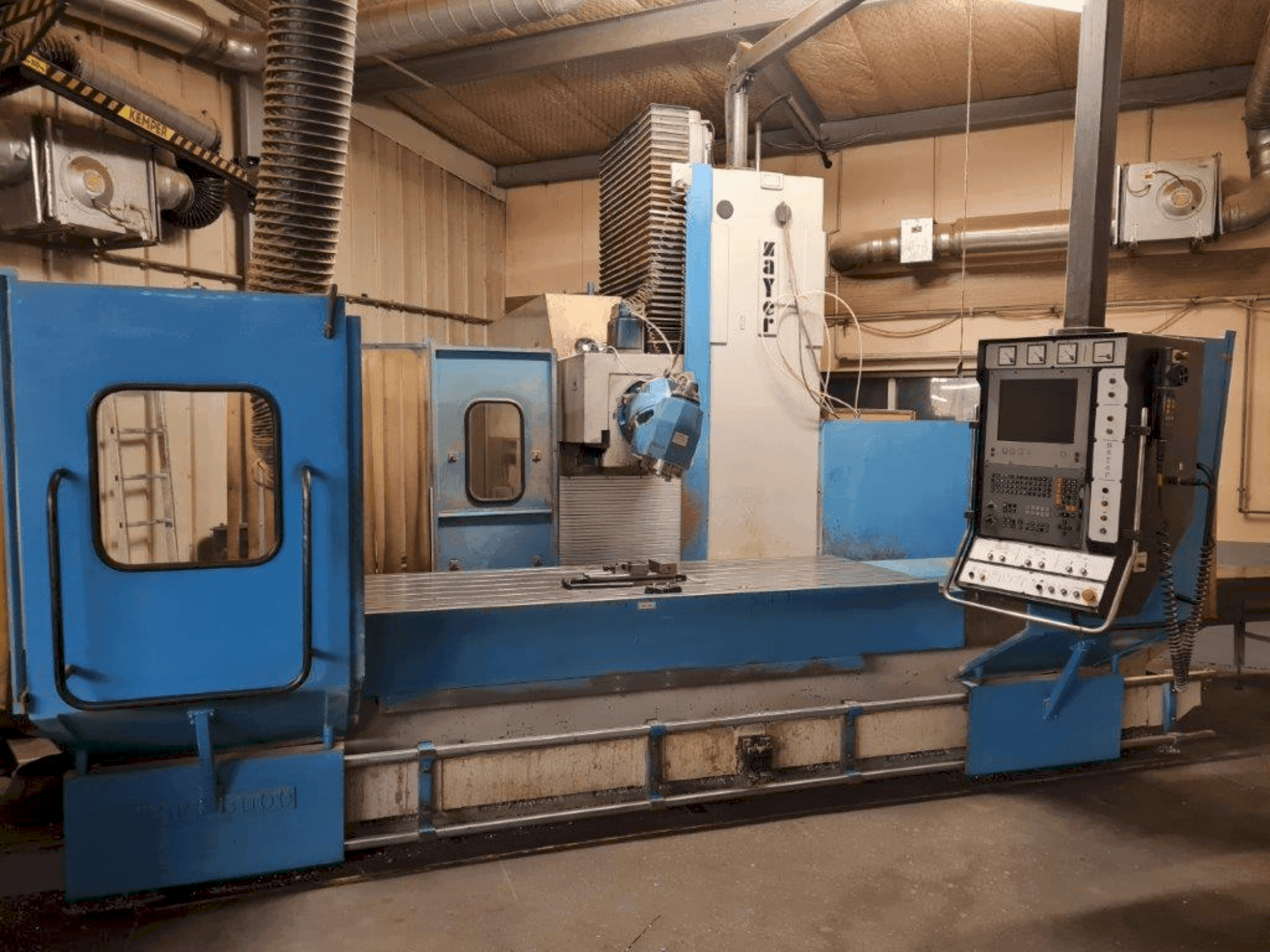 Čelní pohled na Zayer 30KF3000 stroj