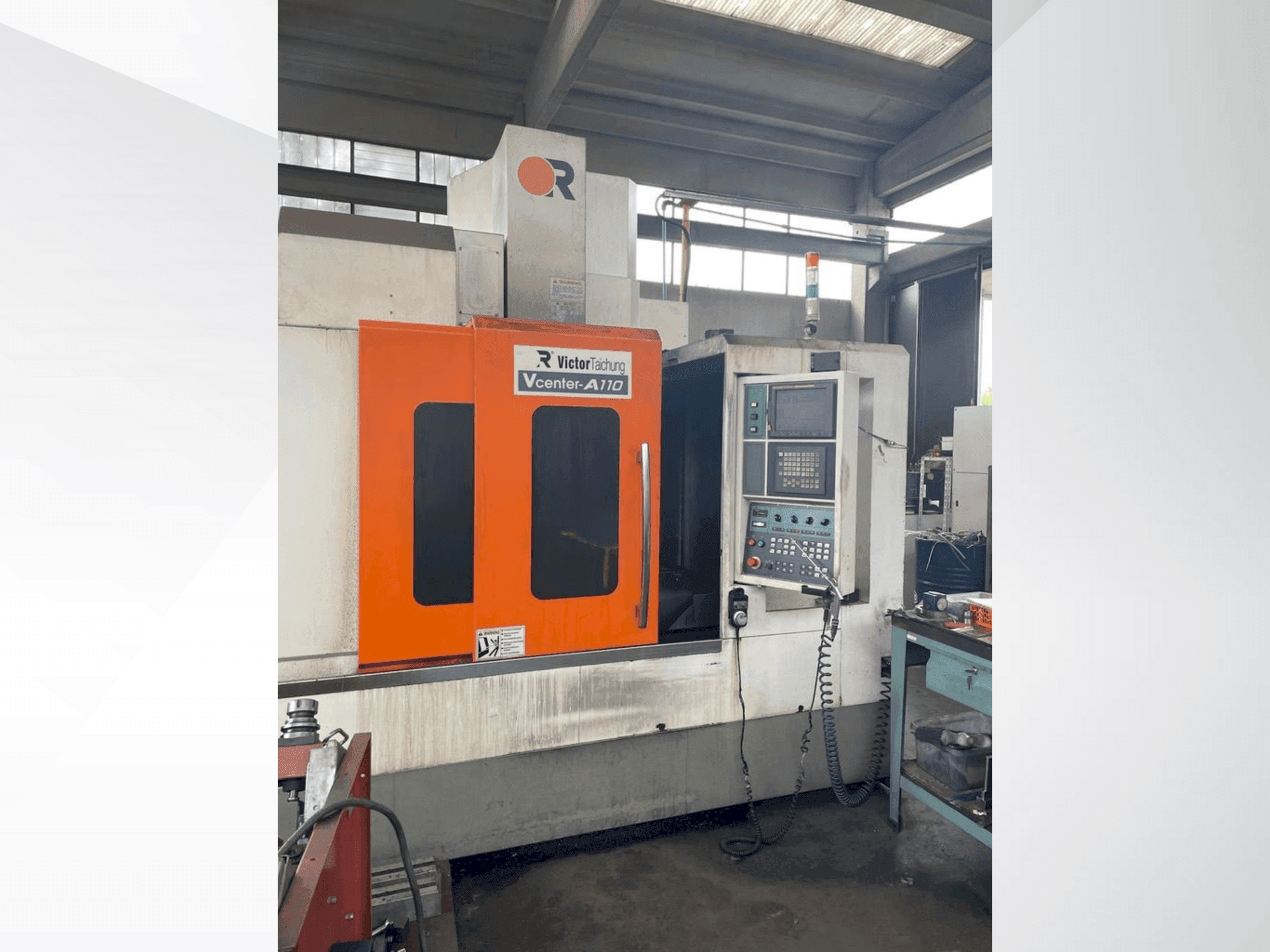 Čelní pohled na Victor Vcenter A-110 stroj