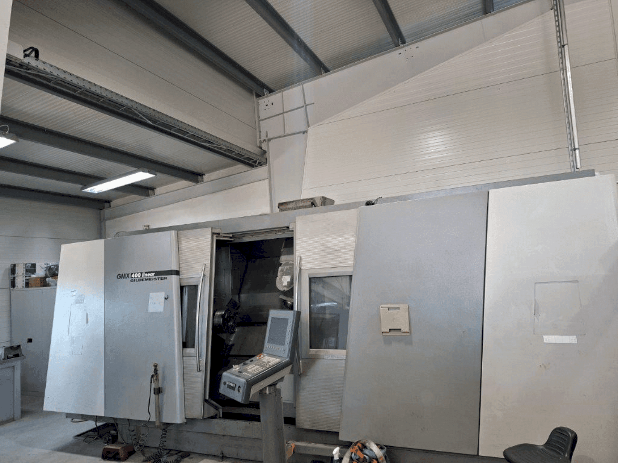 Čelní pohled na DMG Gildemeister GMX 400 linear stroj