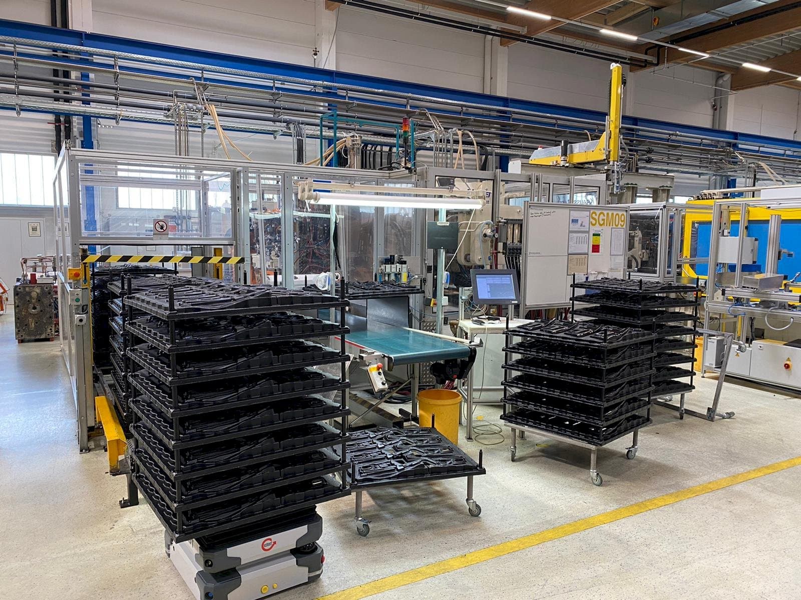 Čelní pohled na Krauss Maffei 650-1900-520 CZ Multinject stroj