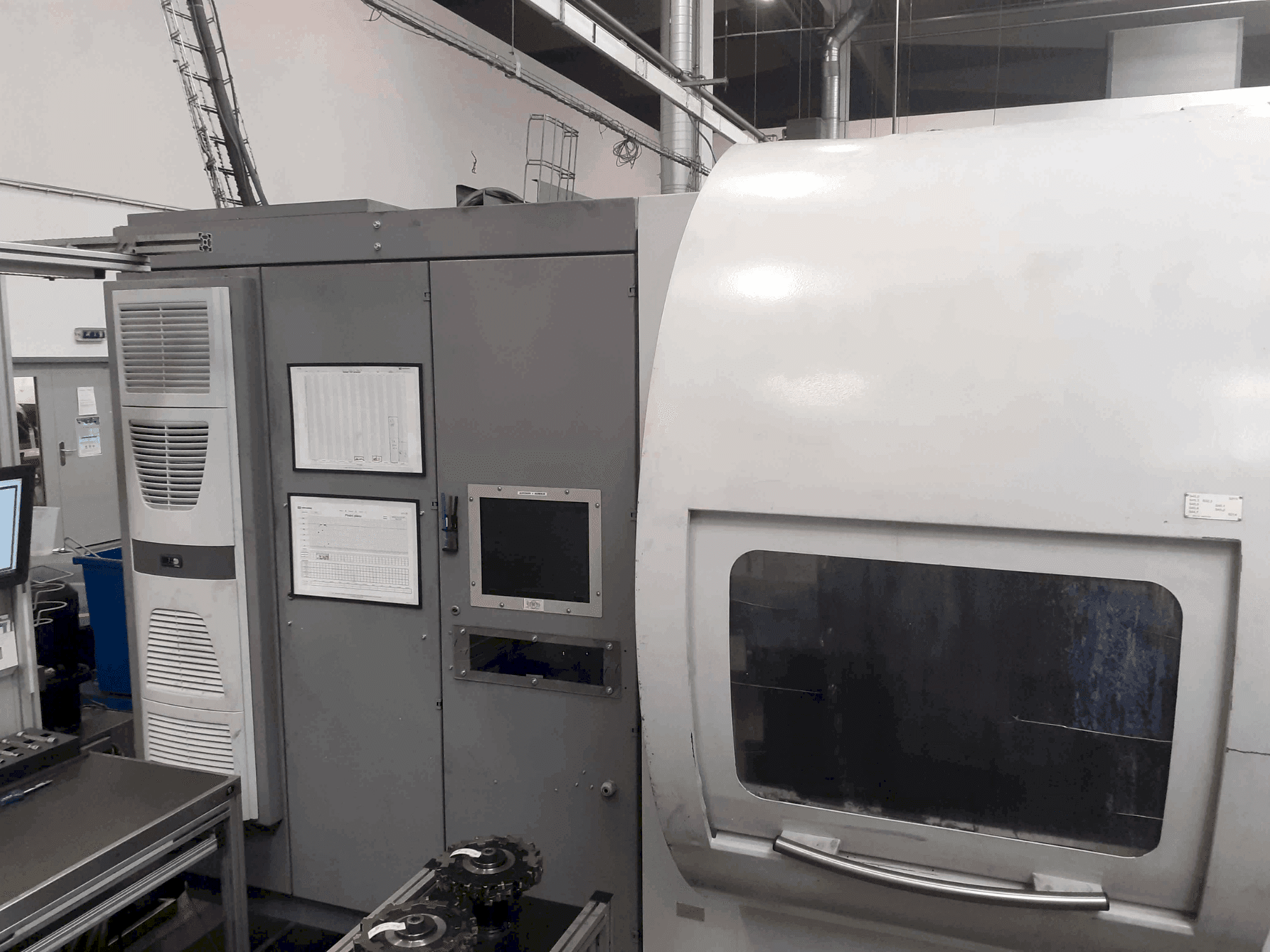 Čelní pohled na DECKEL MAHO DMC 80 H stroj