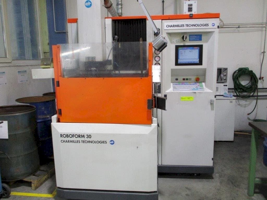 Čelní pohled  na AgieCharmilles Roboform 30  stroj