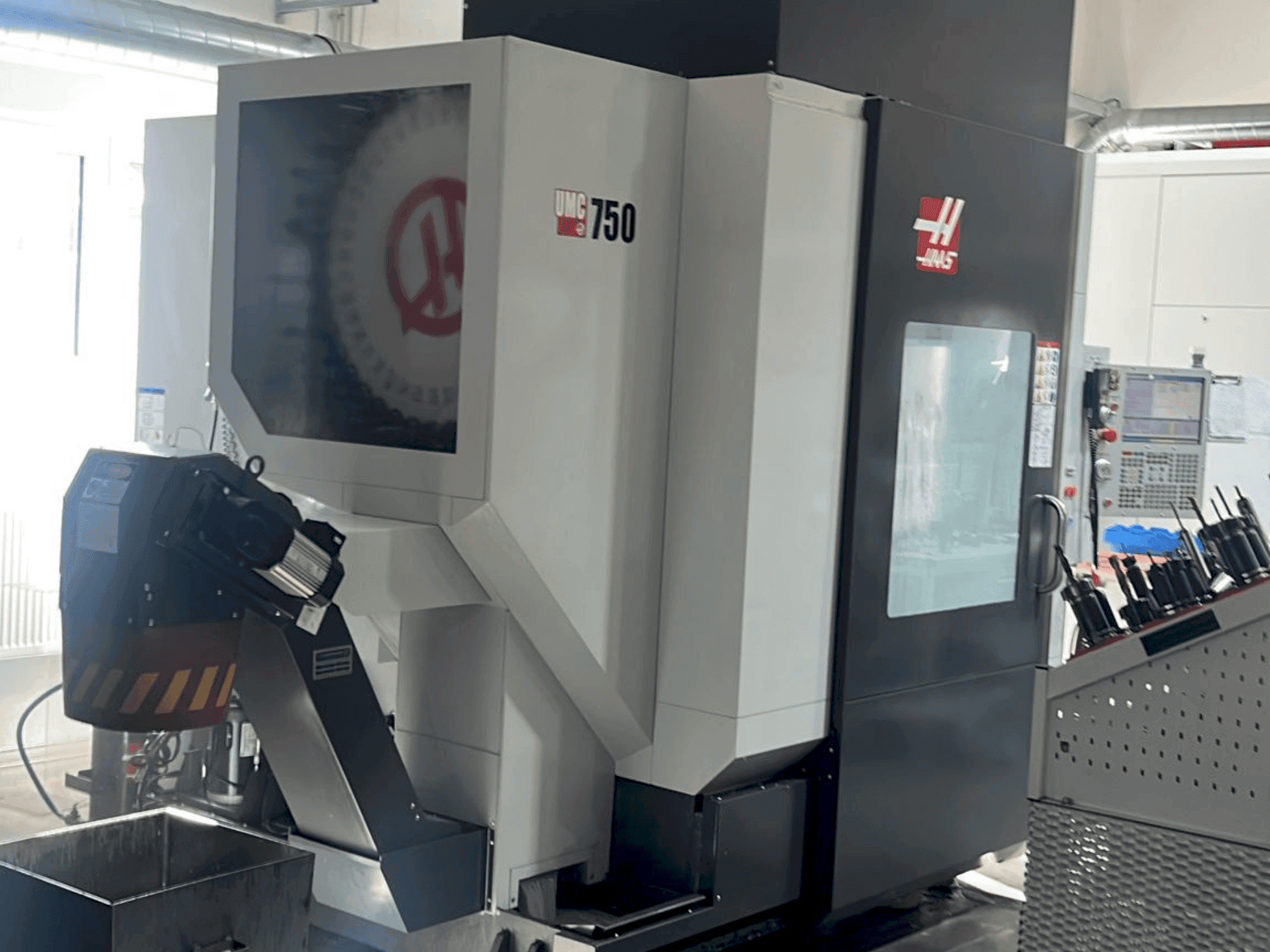 Čelní pohled na HAAS UMC-750 stroj