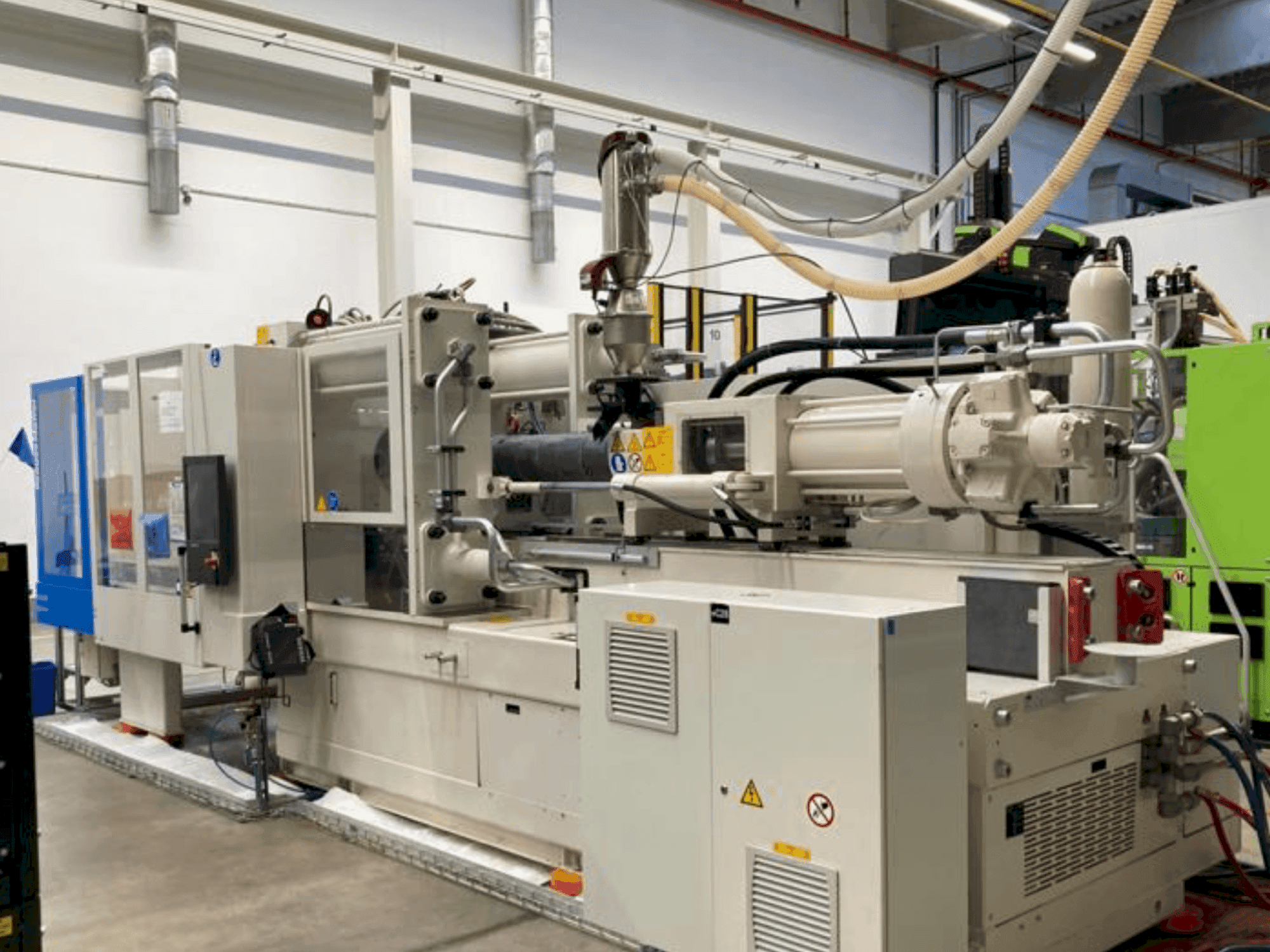 Čelní pohled na Krauss Maffei 420-2000 CX stroj