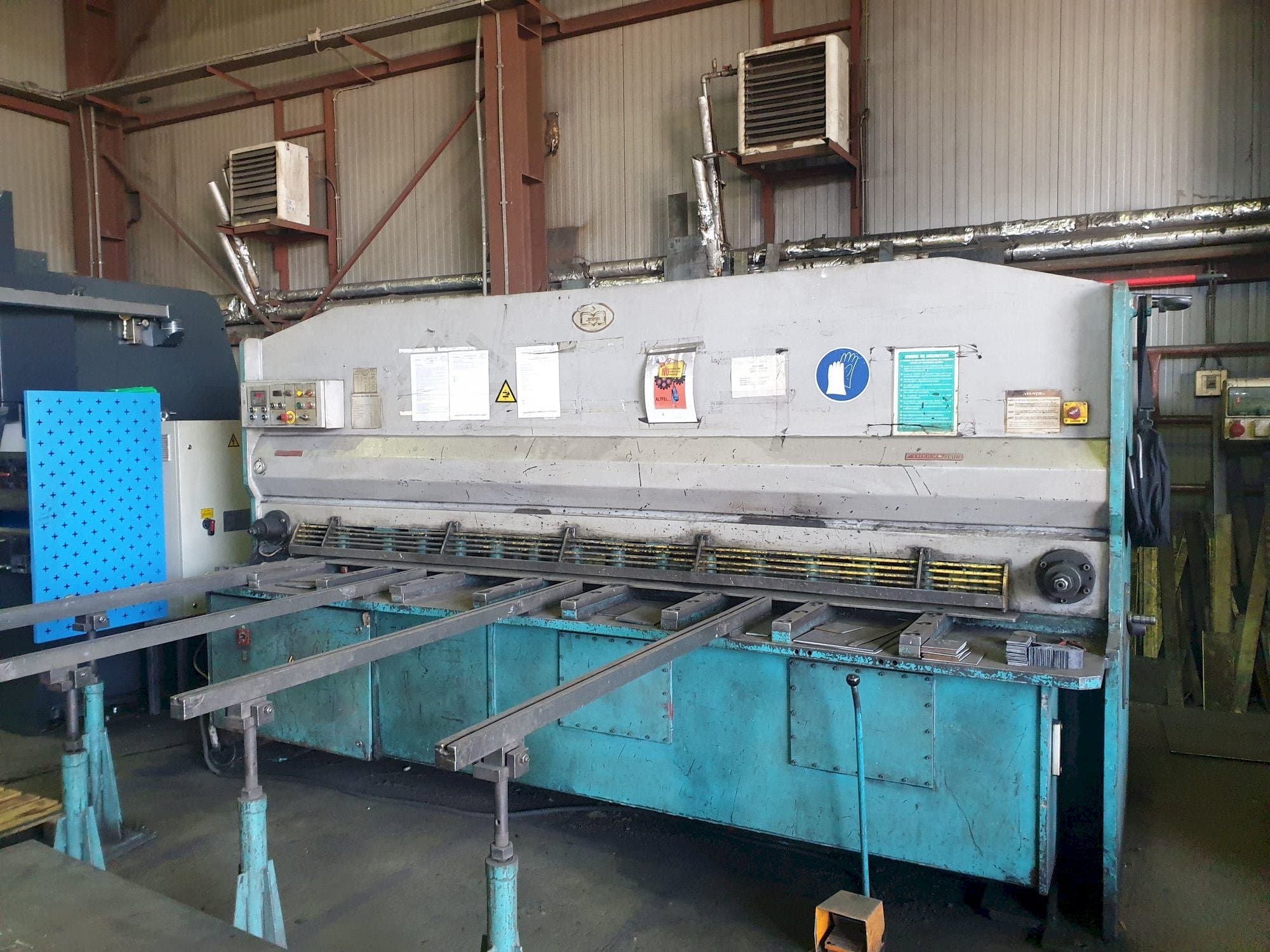 Čelní pohled na SIMEROM FGH 1030A stroj