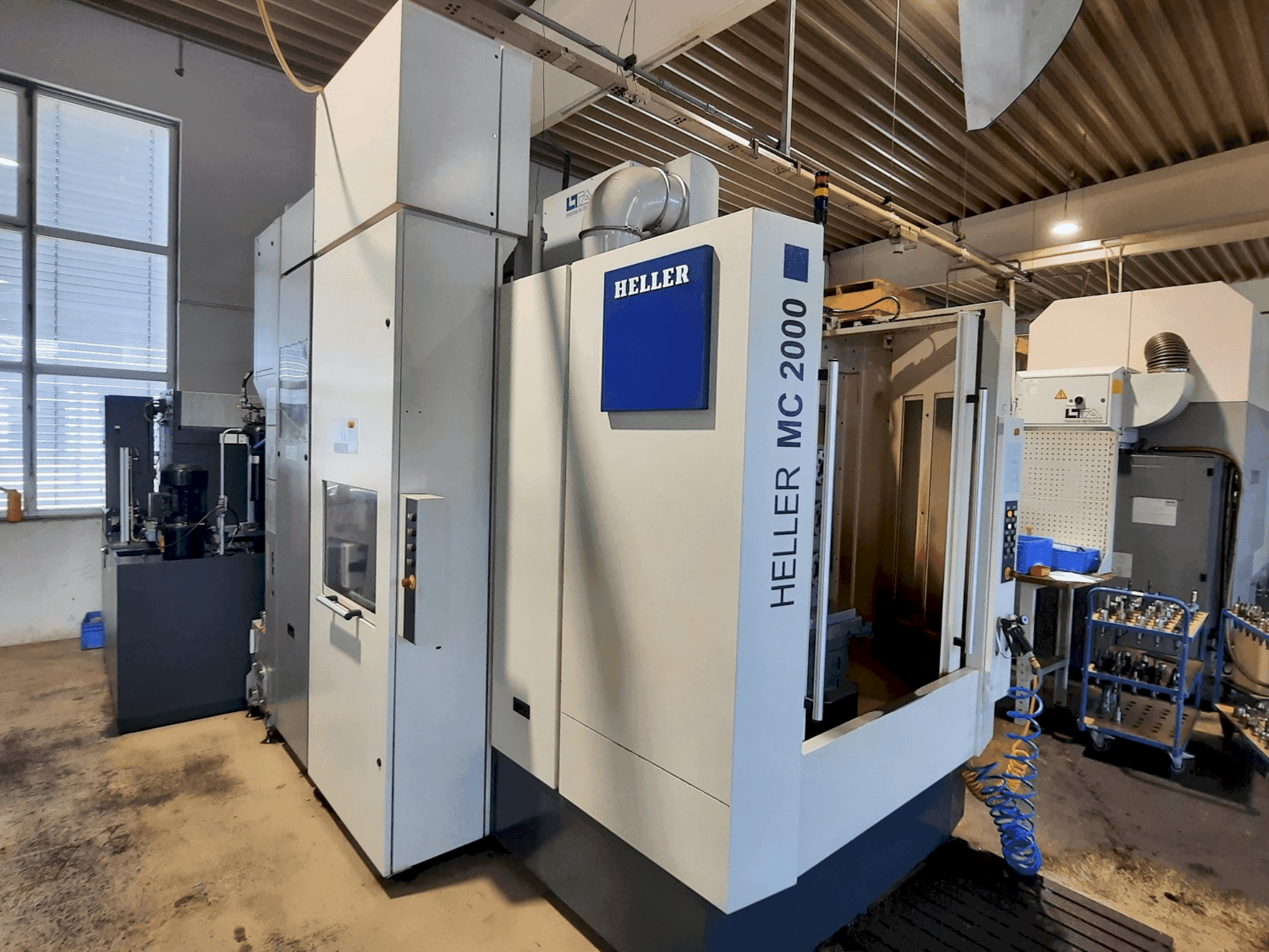 Čelní pohled  na HELLER MC 2000  stroj