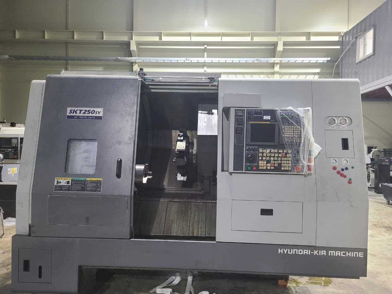 Čelní pohled na Hyundai Kia SKT250SY stroj