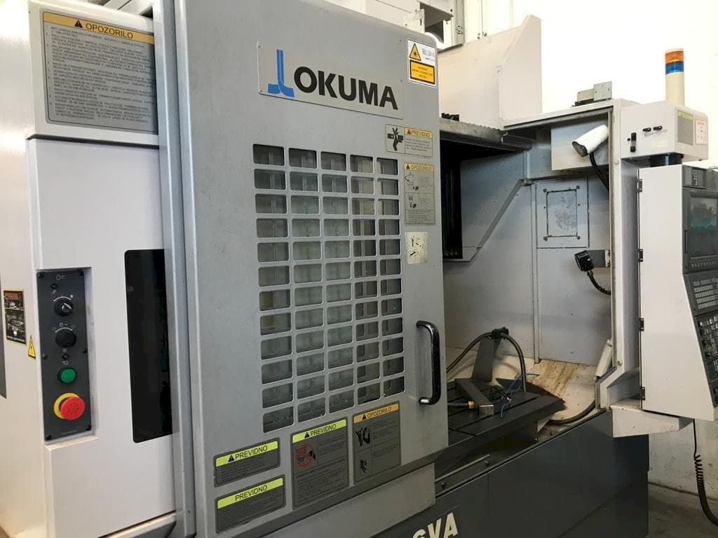Čelní pohled na Okuma MB 56 VA stroj