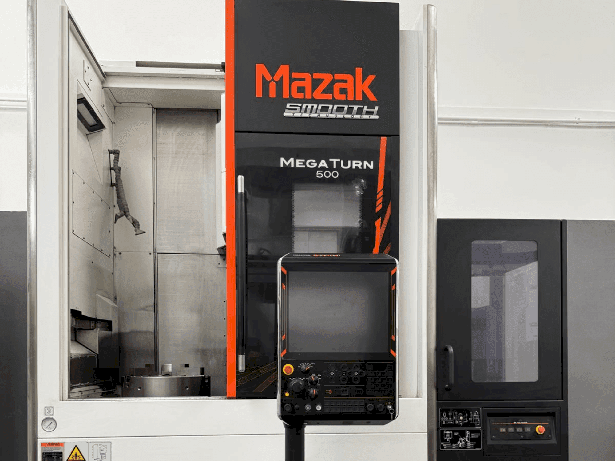 Čelní pohled na Mazak Mega Turn 500 stroj