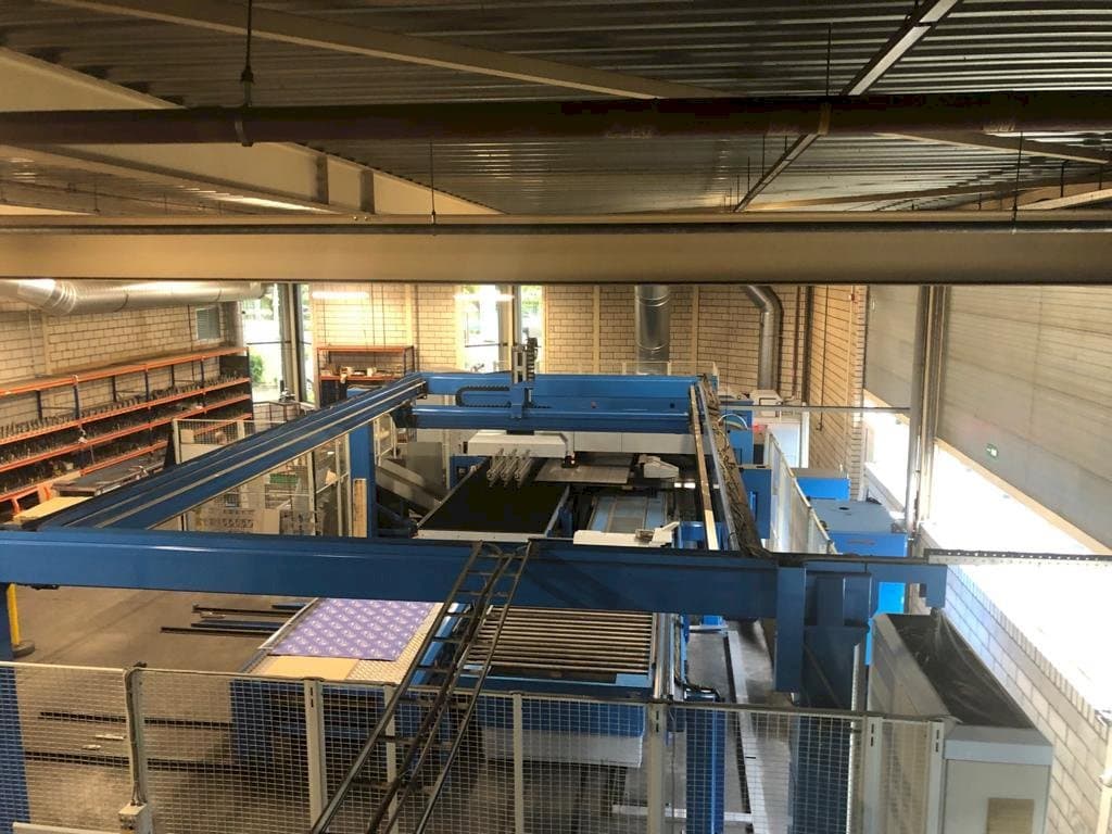 Čelní pohled na Finn-Power LB 6 UVH stroj