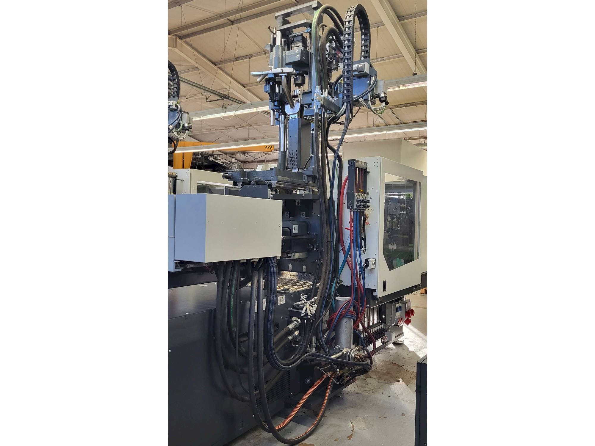 Levý boční pohled na Sumitomo SHI DEMAG Systec Multi 120/470-200h/80V stroj