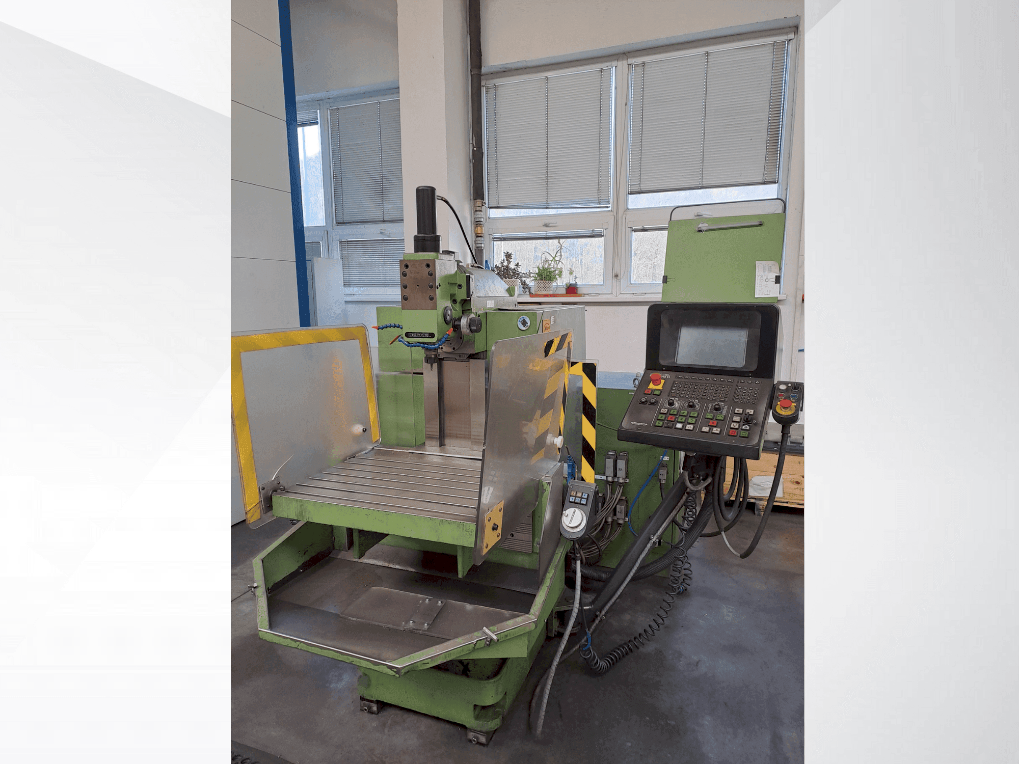 Čelní pohled na DECKEL FP 3A (1999) stroj