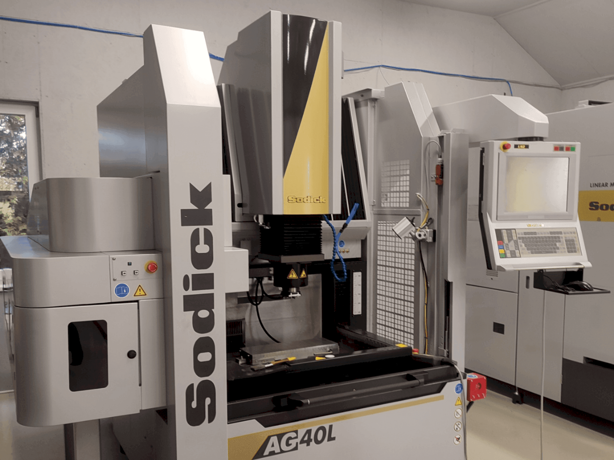 Čelní pohled na Sodick AG40L stroj