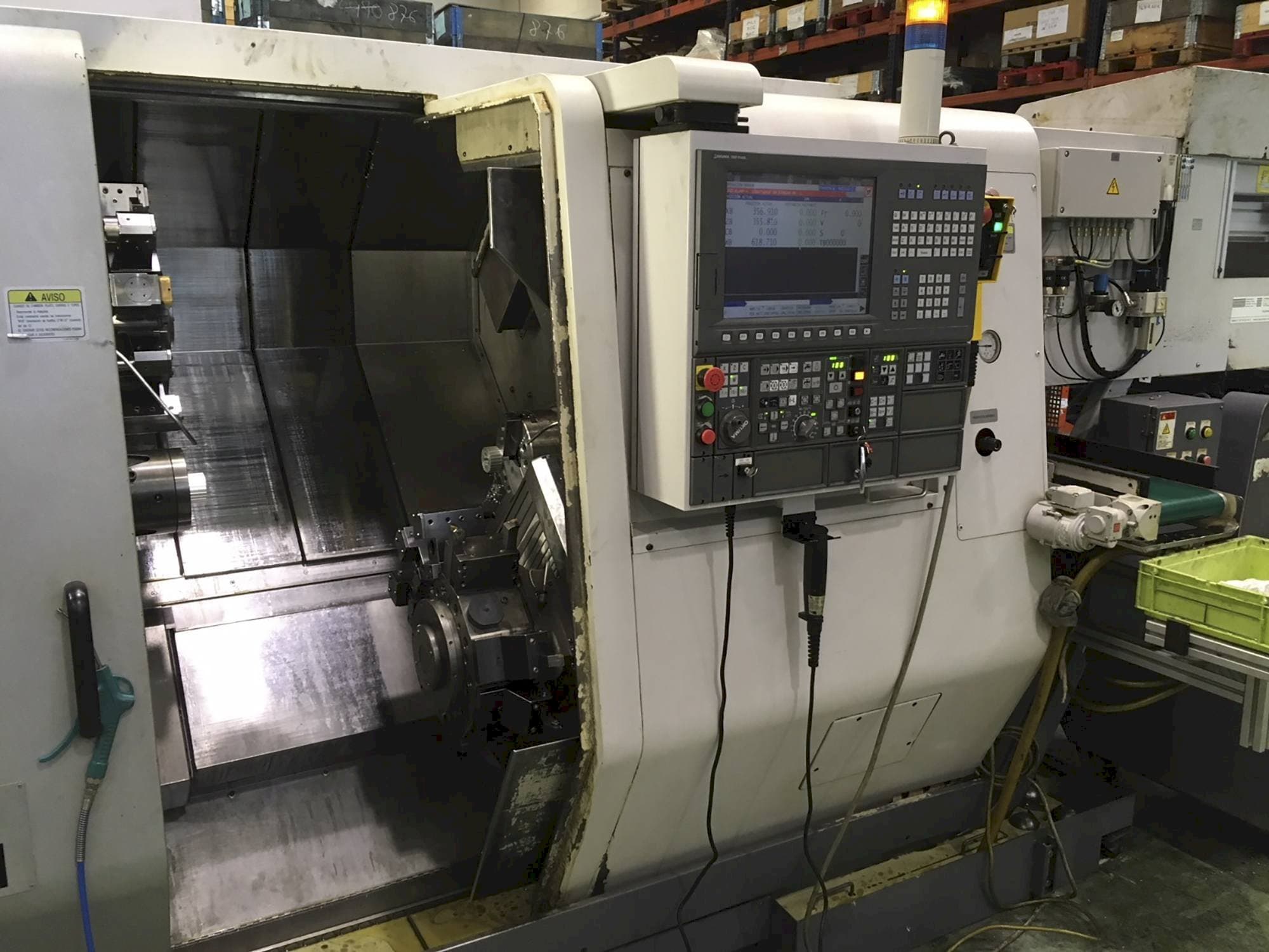 Čelní pohled na Okuma LT 200-MY stroj