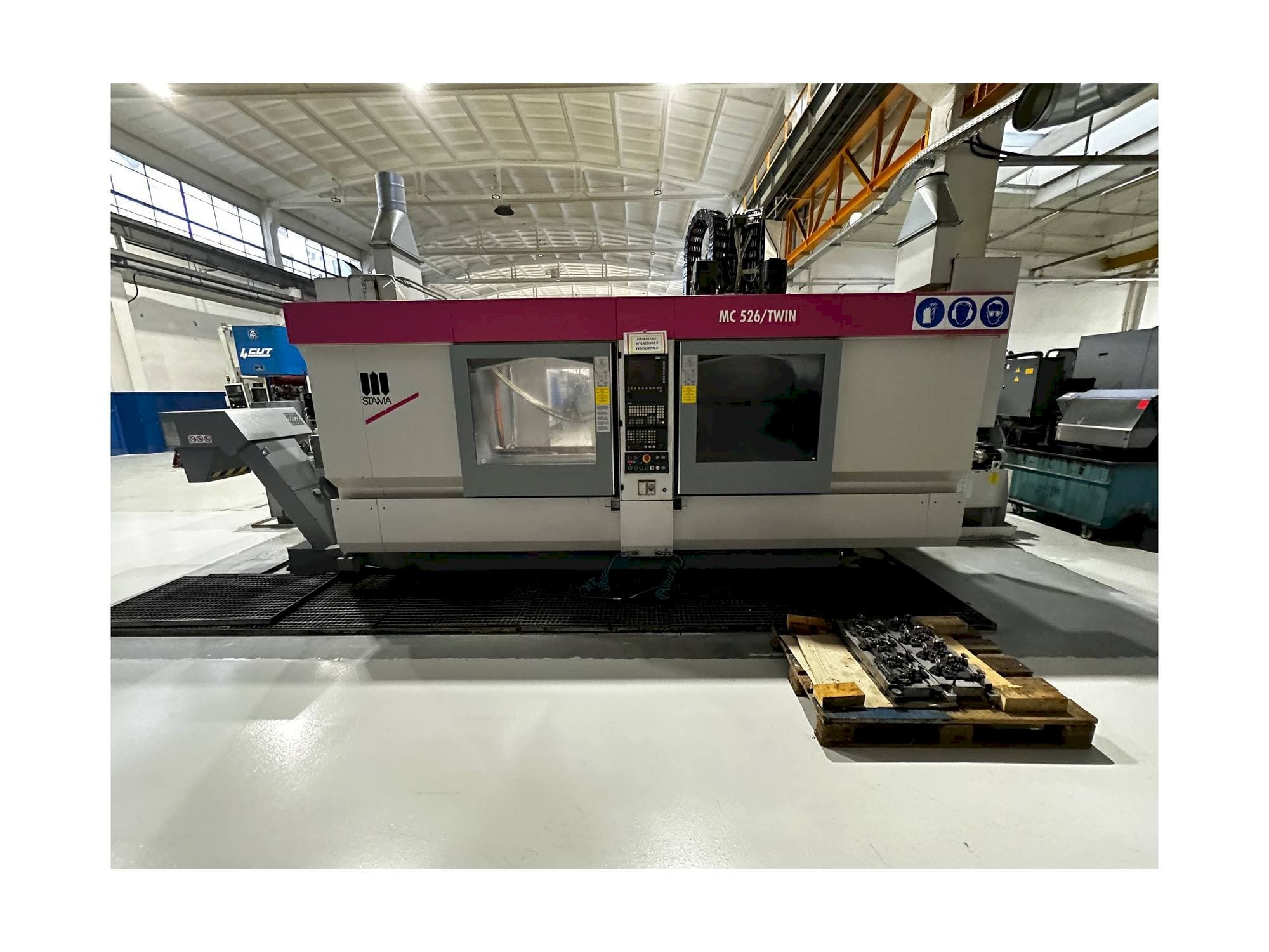 Čelní pohled na STAMA MC 526 / TWIN stroj