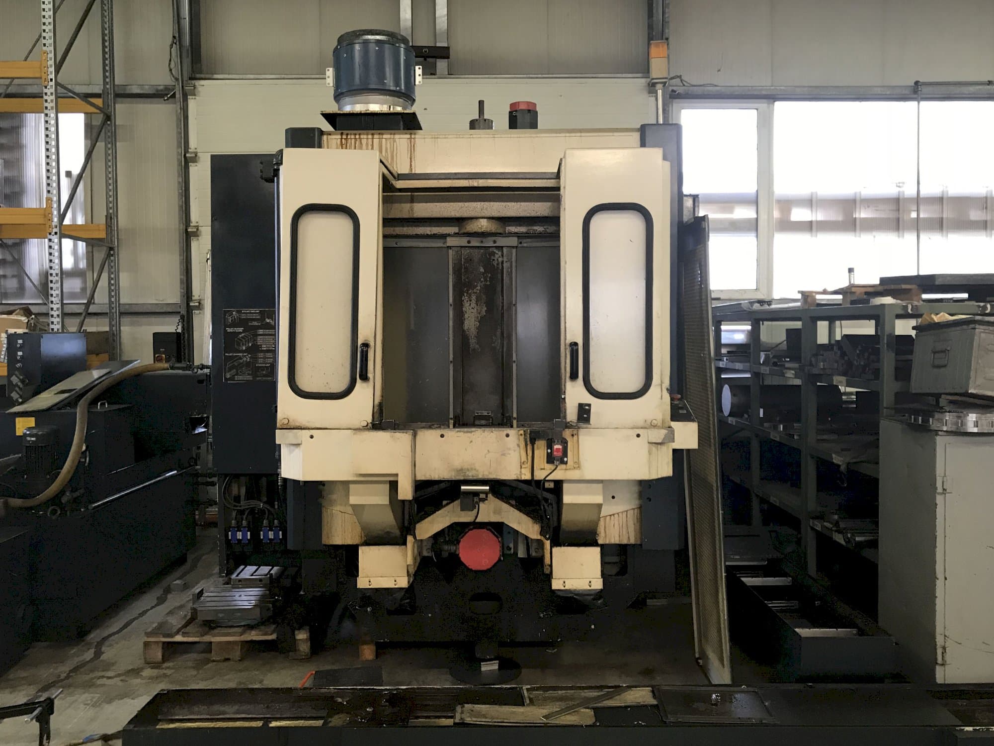 Čelní pohled na Makino A55-A40 stroj
