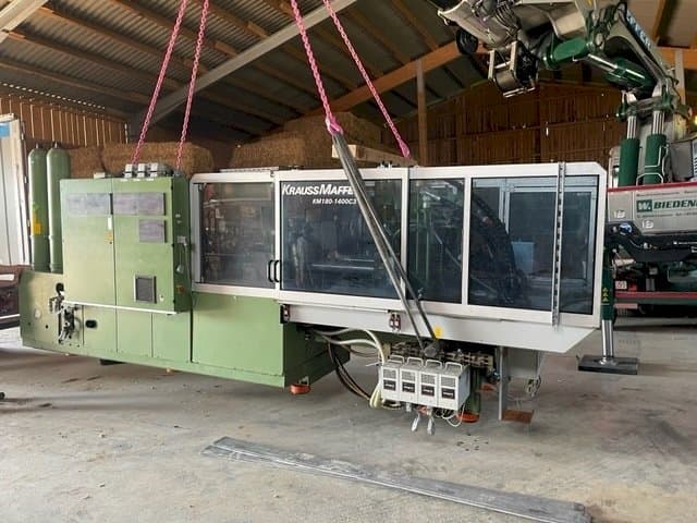 Čelní pohled na Krauss Maffei KW180 C3 hybrid stroj