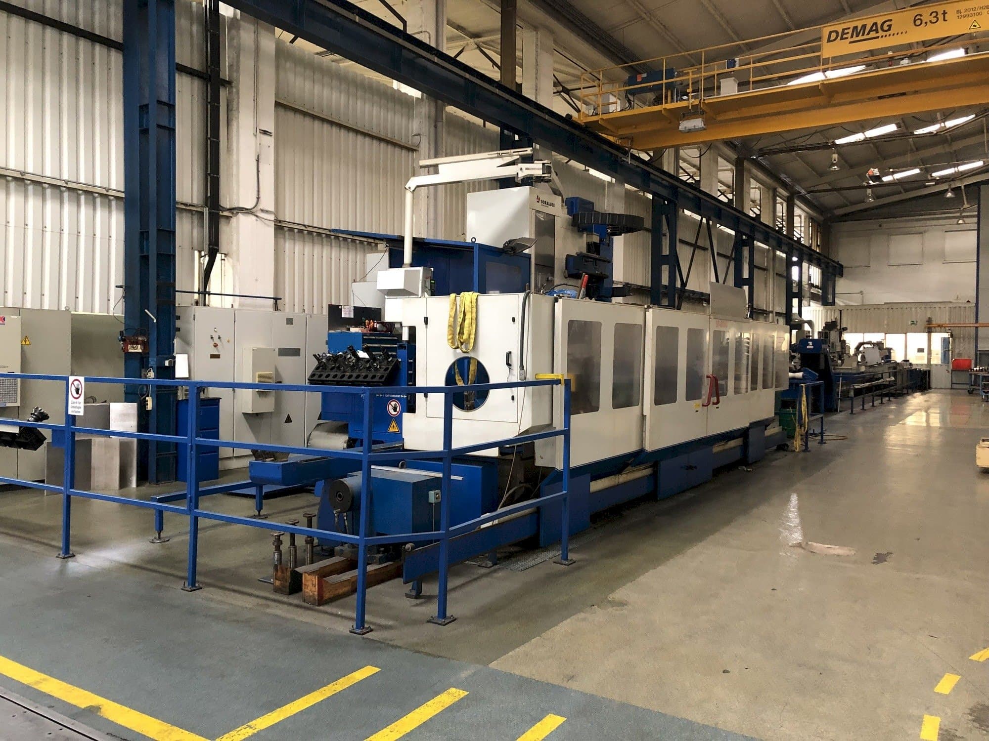 Čelní pohled na Soraluce SP-8000 stroj