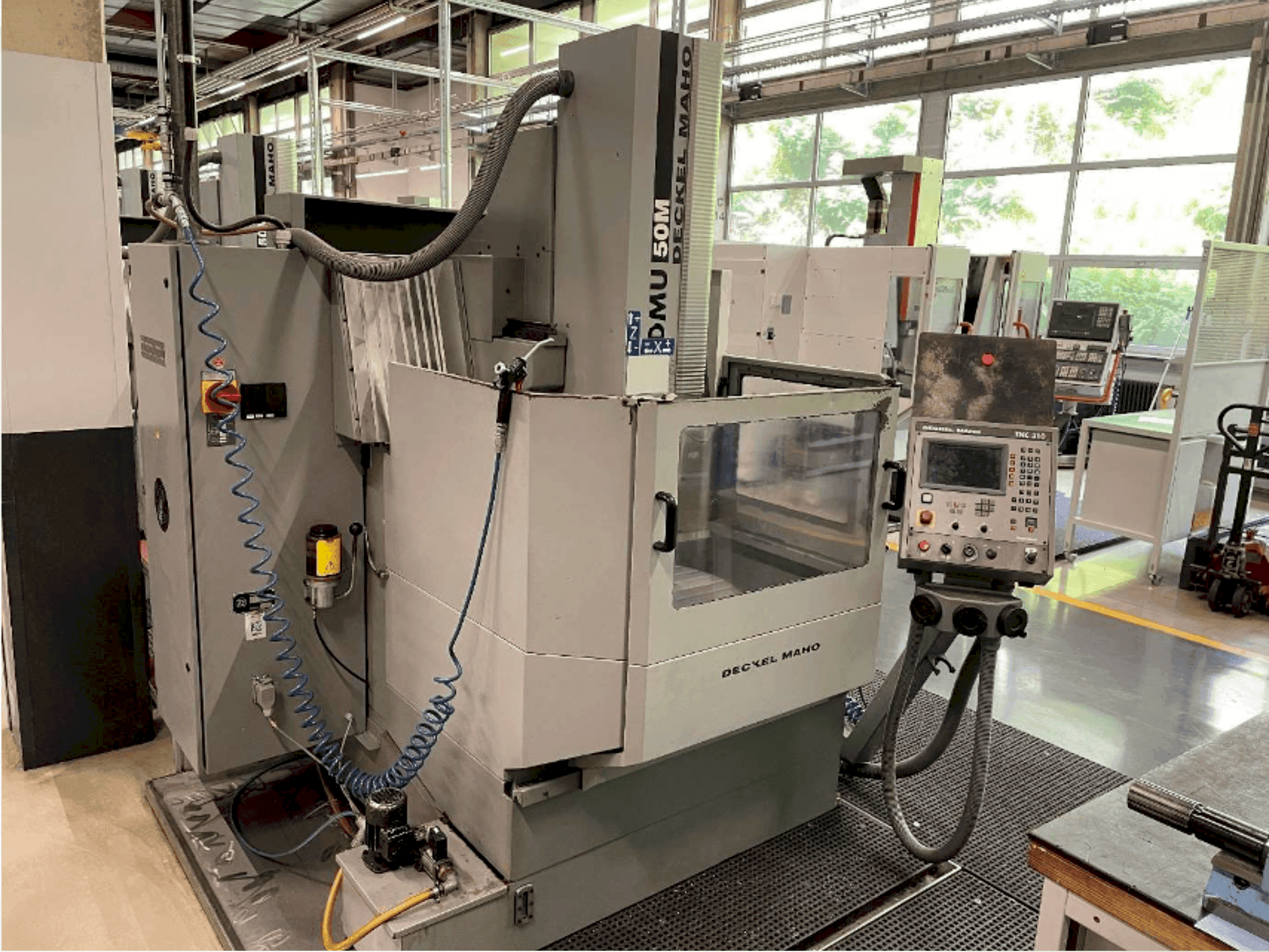 Čelní pohled na DECKEL DMU 50 stroj