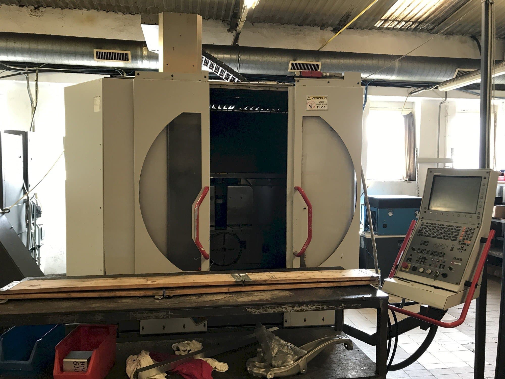 Čelní pohled  na HERMLE B 300 U  stroj