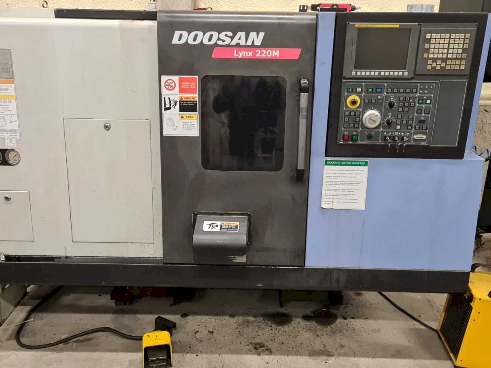 Čelní pohled na Doosan Lynx 220MA + bar feeder LNS Express stroj