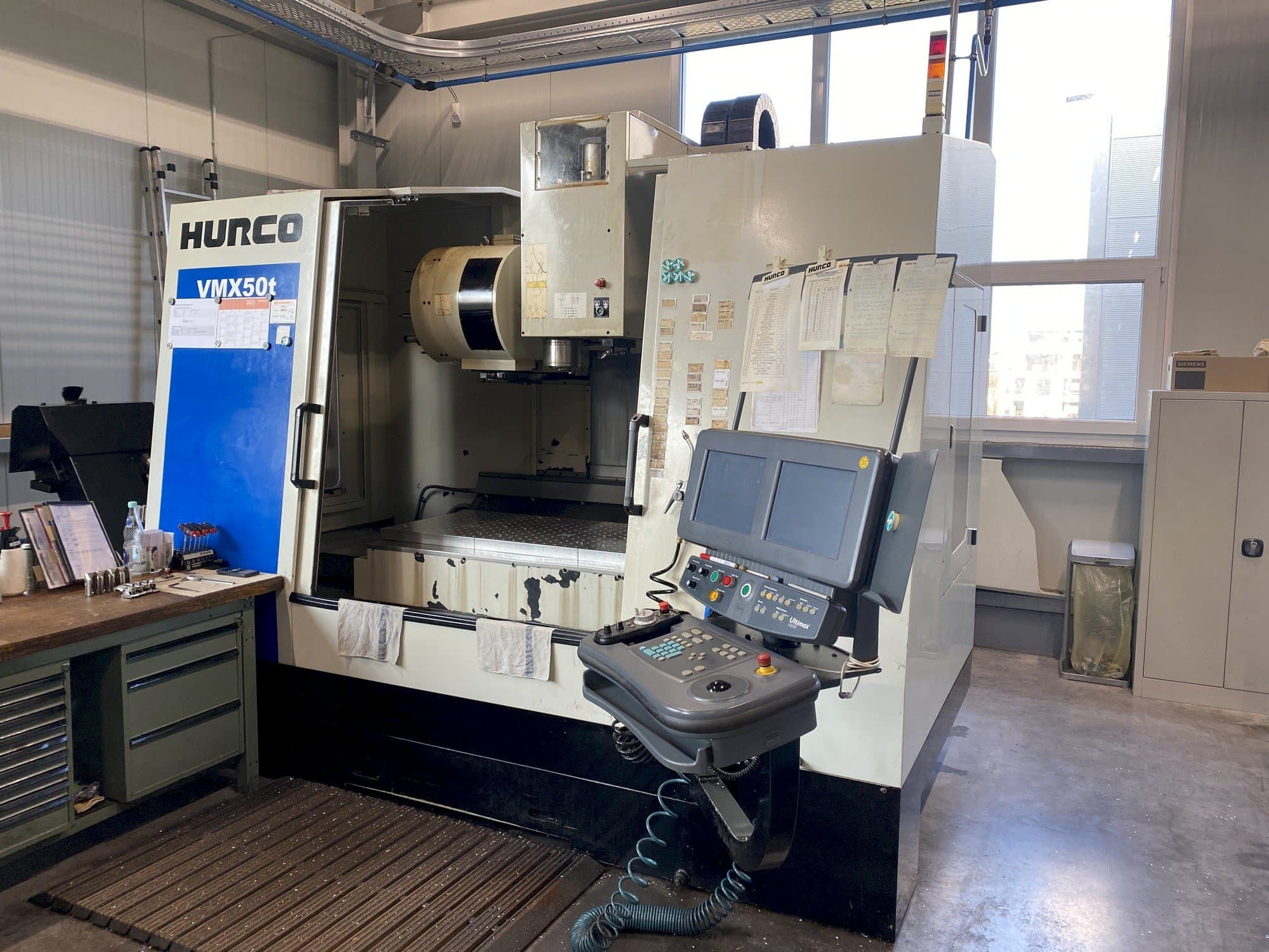 Čelní pohled na Hurco VMX 50/40T stroj