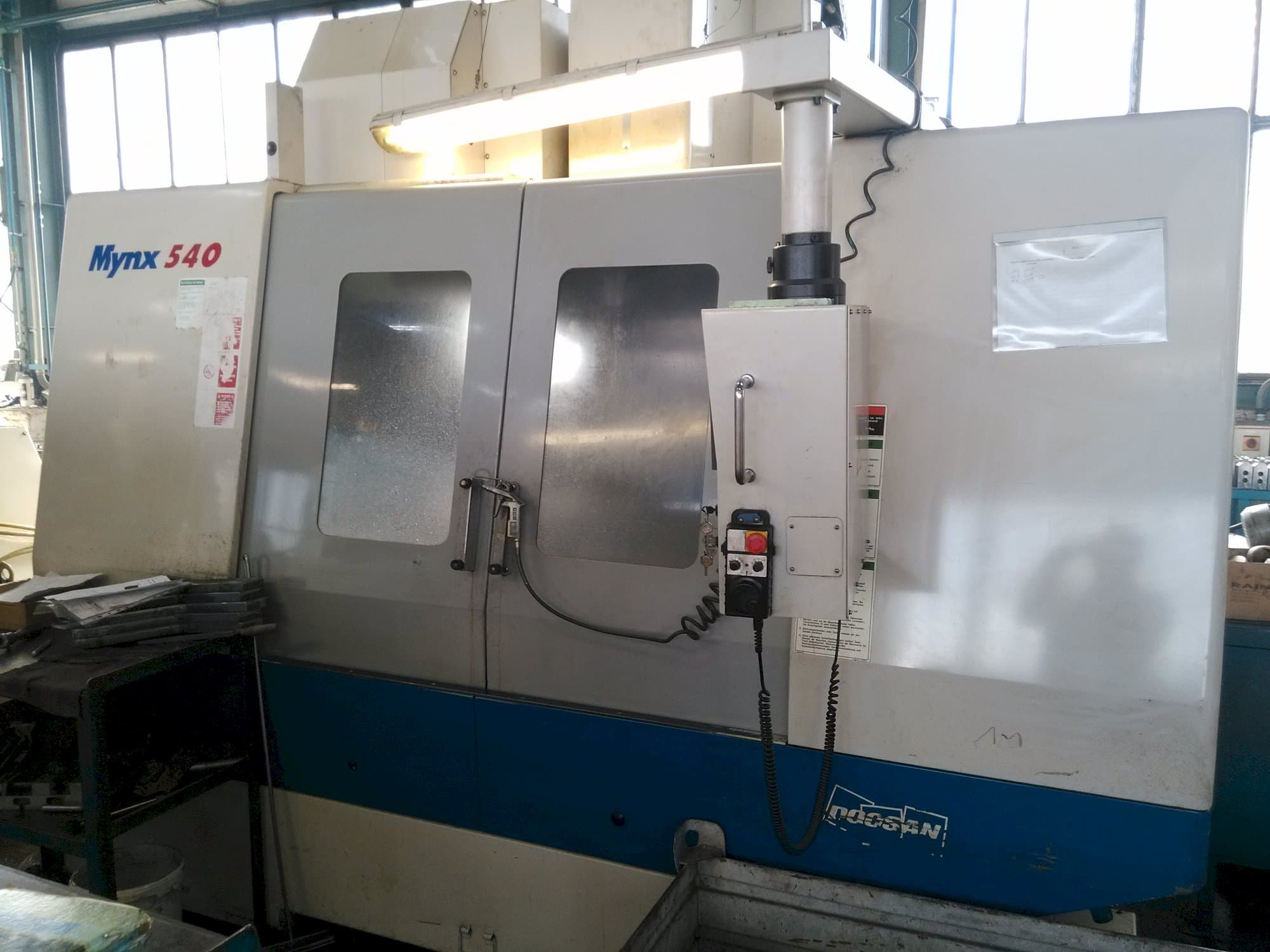 Čelní pohled  na Doosan Mynx 540  stroj