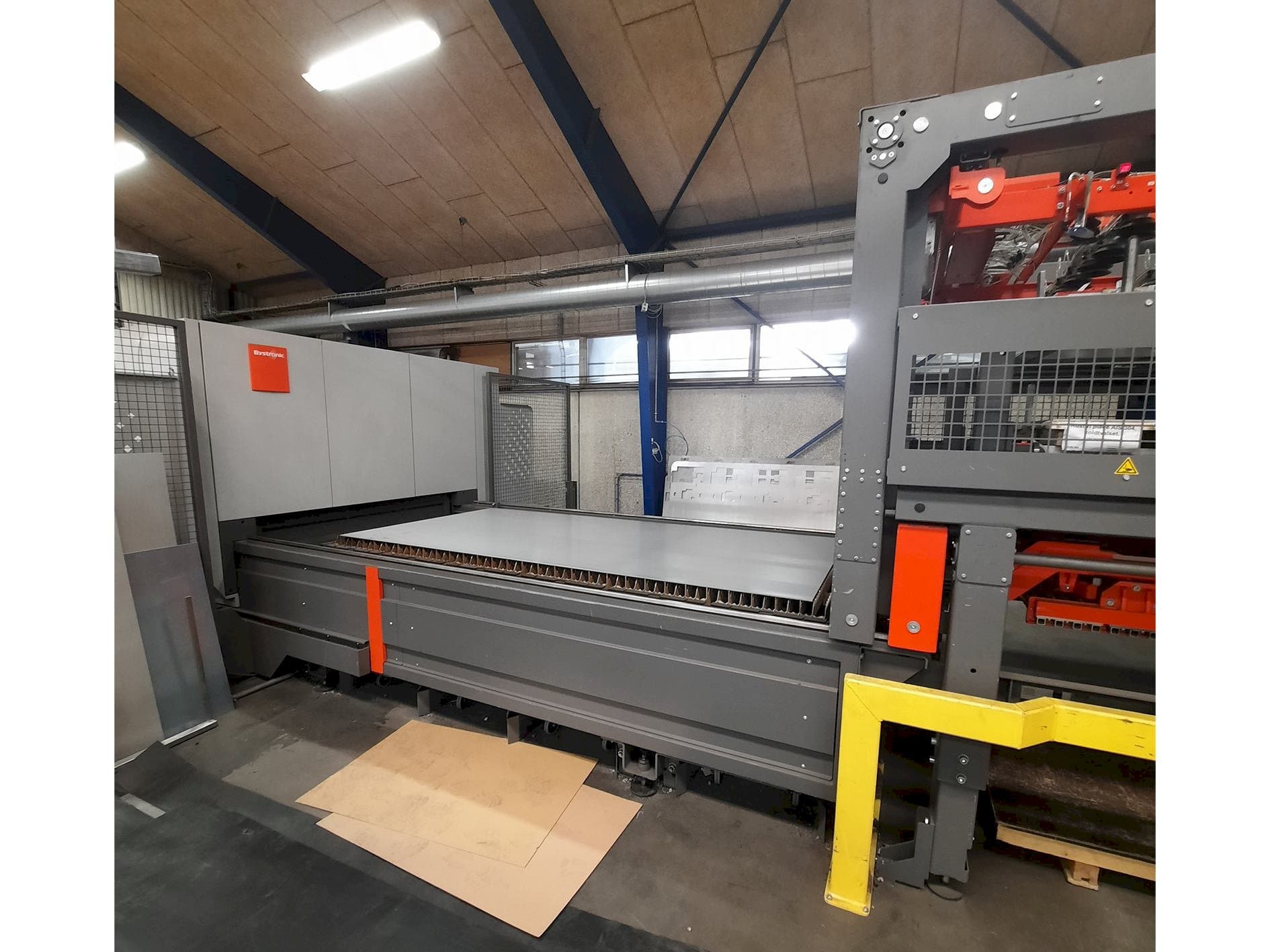 Čelní pohled  na Bystronic Bystar Fiber 3015 6KW + ByTrans Extended  stroj