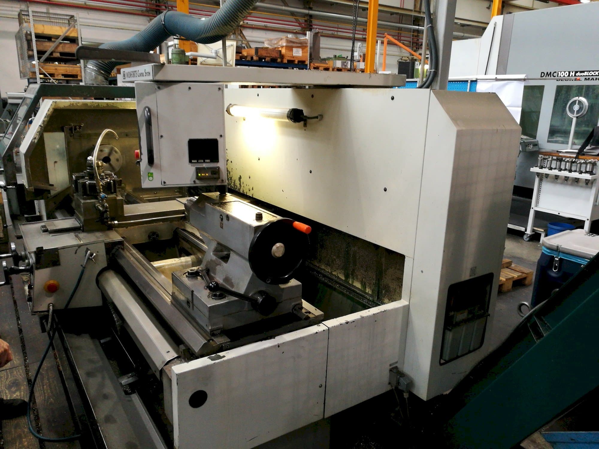 Čelní pohled na Monforts KNC 6 stroj