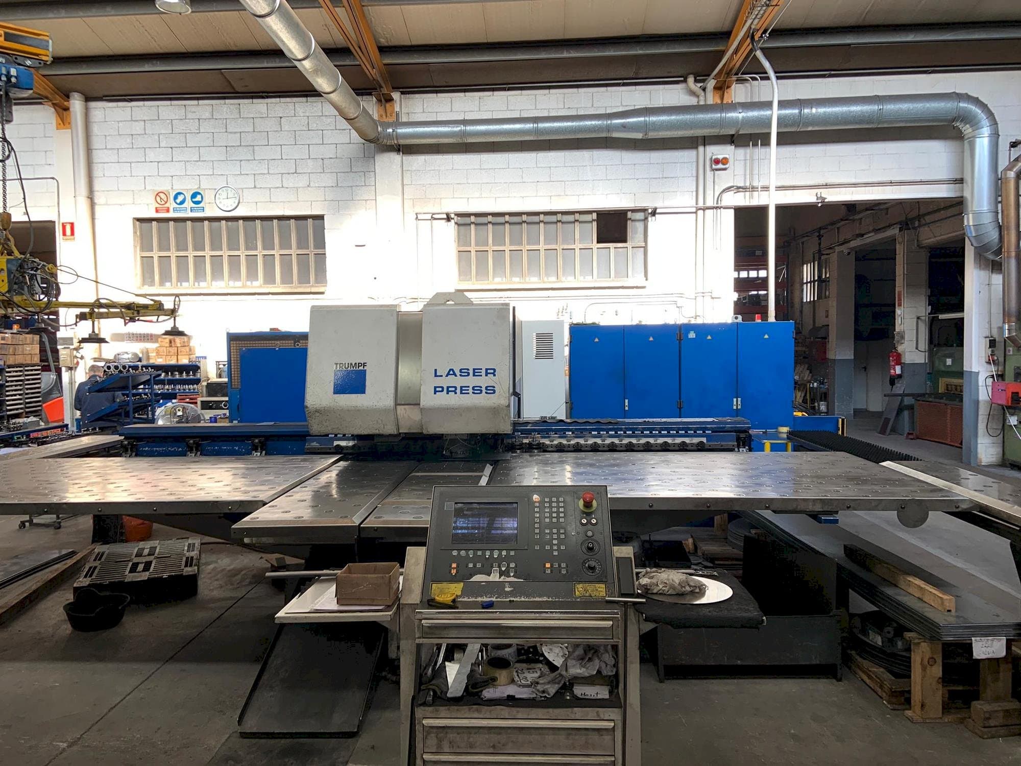 Čelní pohled na Trumpf Trumatic 600 L stroj