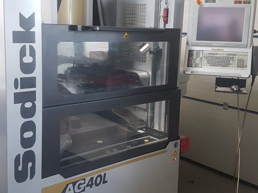 Čelní pohled na Sodick AG40L stroj