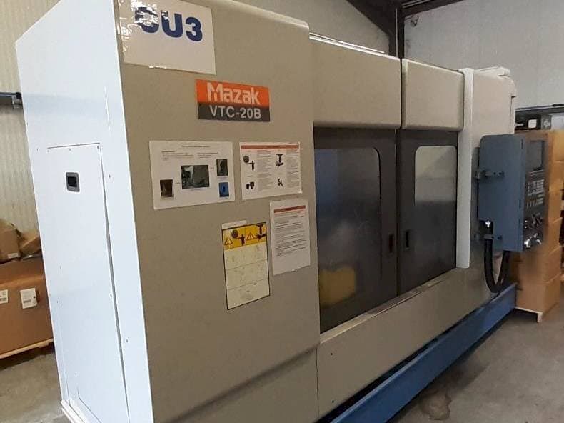 Čelní pohled na Mazak VTC 20B stroj