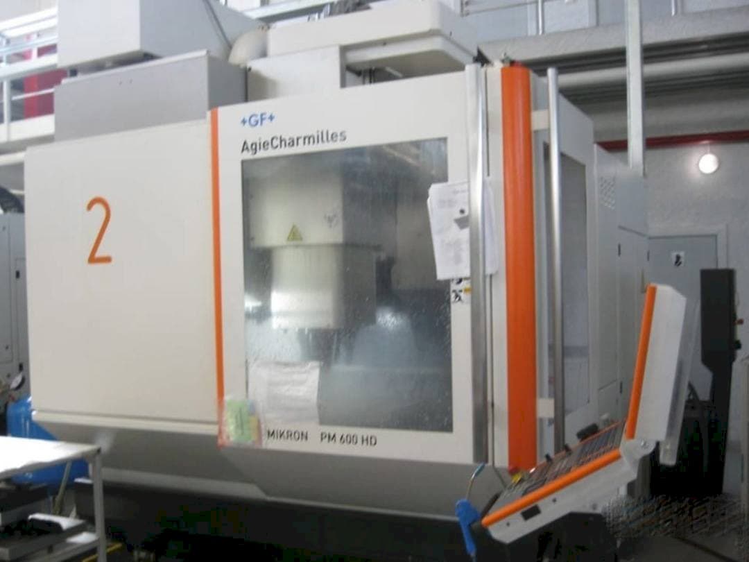 Čelní pohled na AgieCharmilles Mikron HPM 600 HD stroj