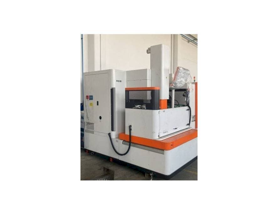 Čelní pohled na AgieCharmilles FORM 30 stroj