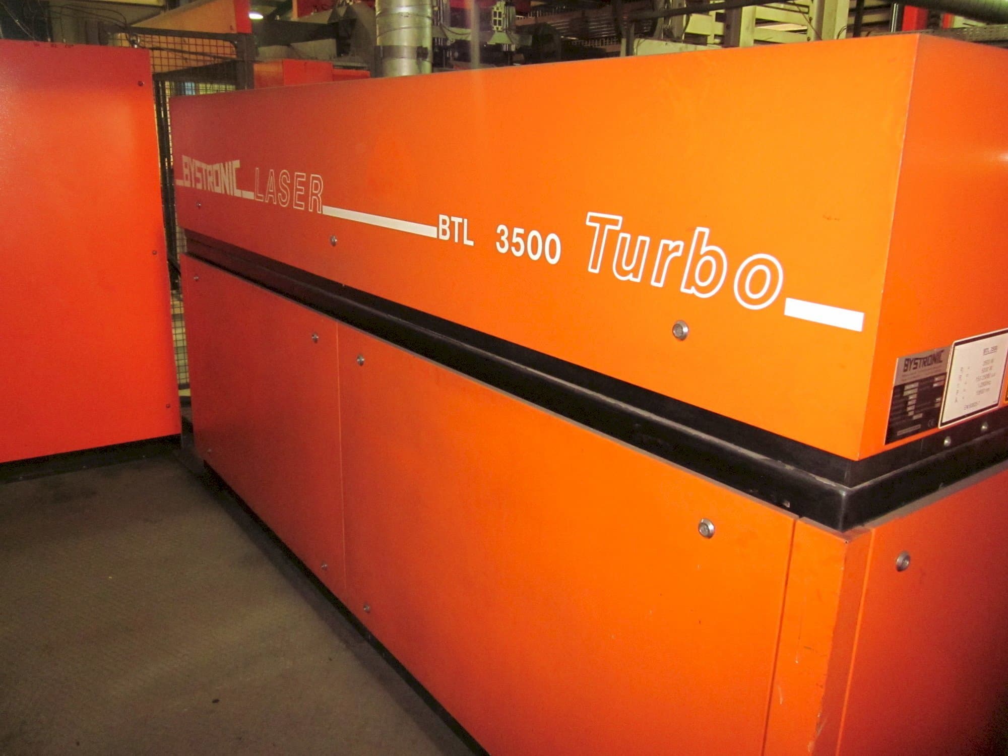 Čelní pohled na Bystronic BTLl 3500 stroj