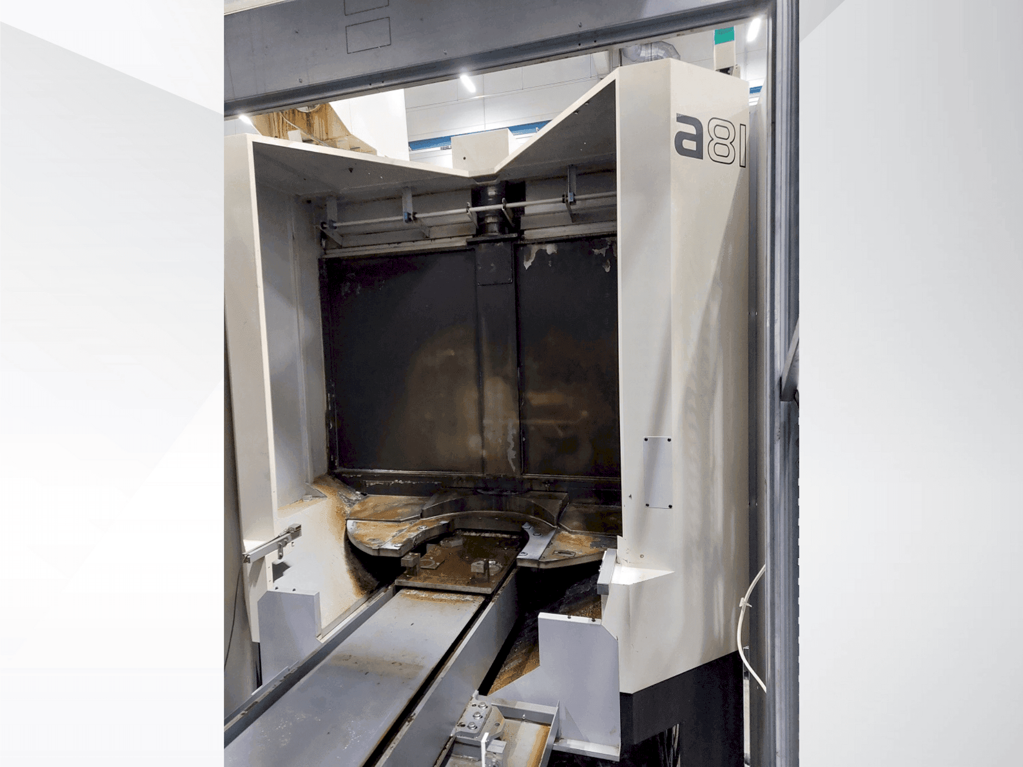 Čelní pohled  na Makino a81  stroj