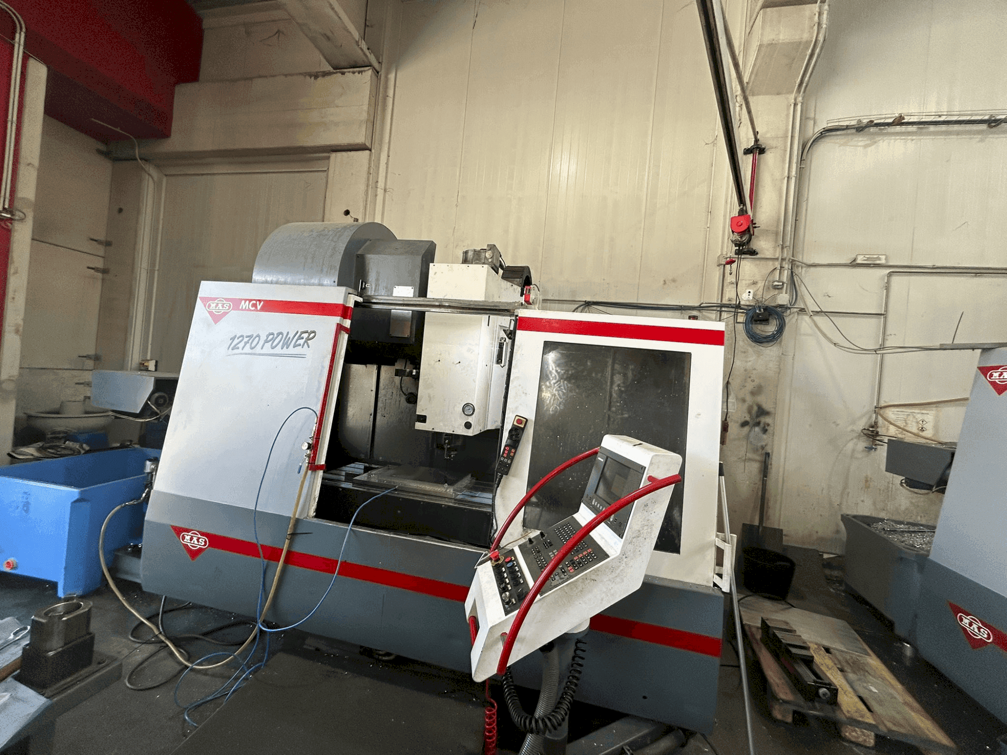 Čelní pohled na KOVOSVIT MAS MCV 1270 stroj
