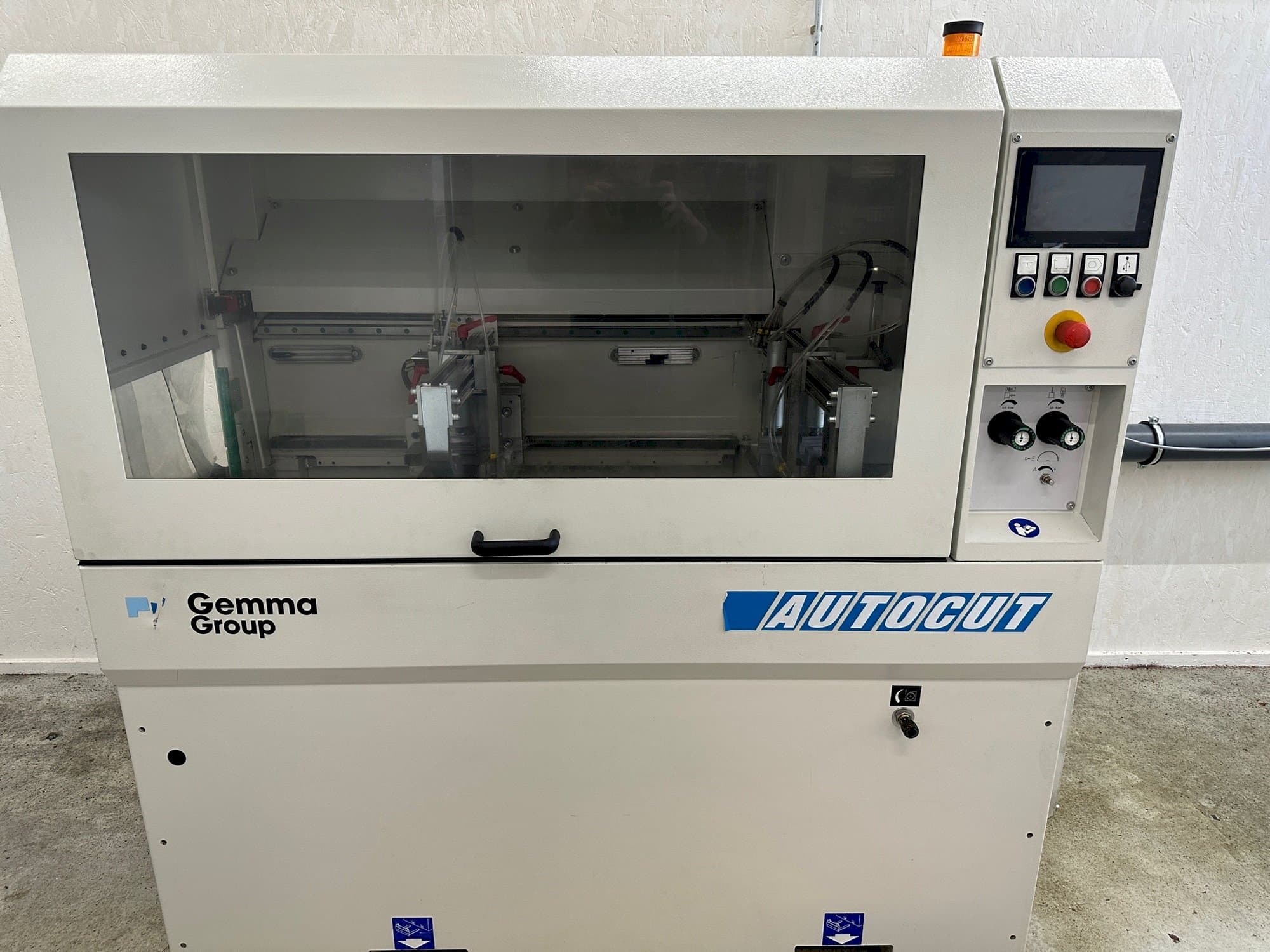 Čelní pohled  na Autocut 550  stroj